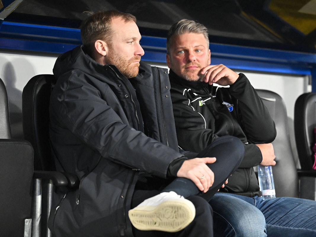 Lukas Kwasniok sitzt auf der Paderborn-Ersatzbank neben Benjamin Weber.