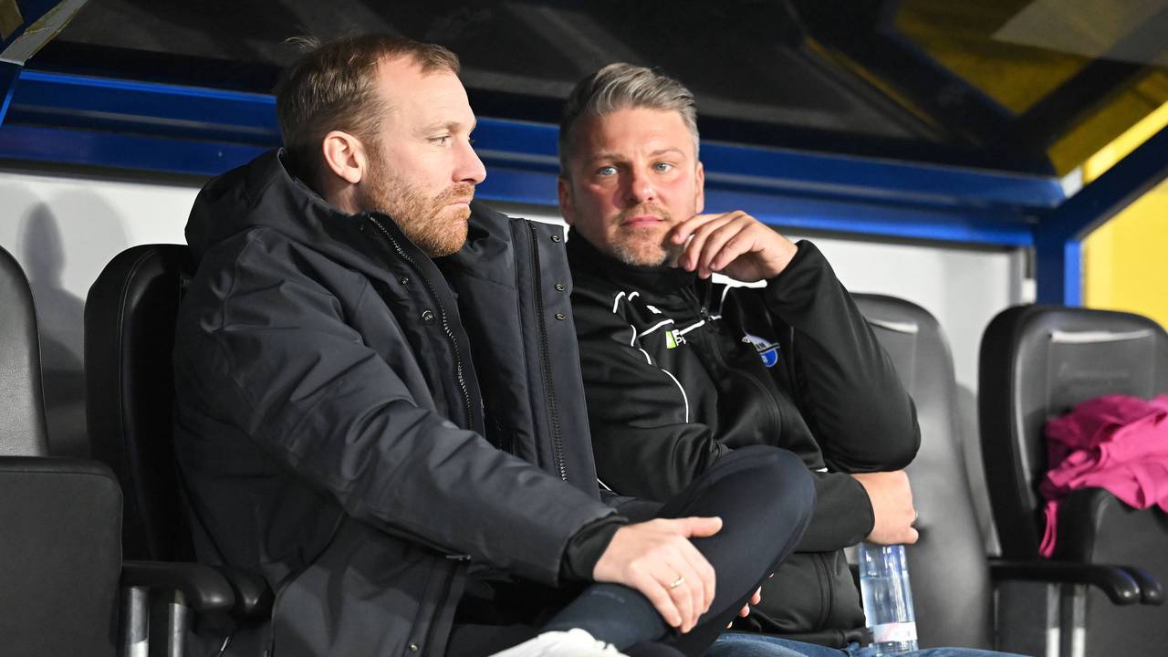 Lukas Kwasniok sitzt auf der Paderborn-Ersatzbank neben Benjamin Weber.