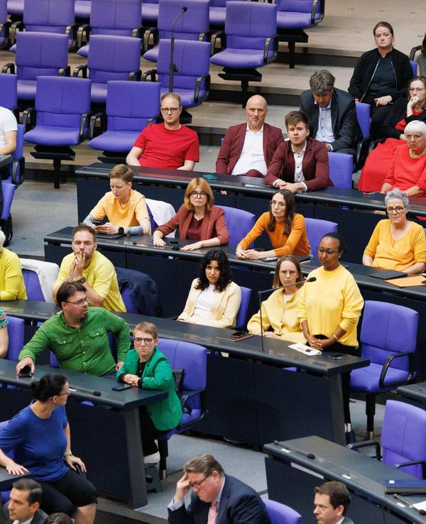 Klare Botschaft: Mit bunten Shirts setzten sich Grüne und Linke gegen Queerfeindlichkeit ein.
