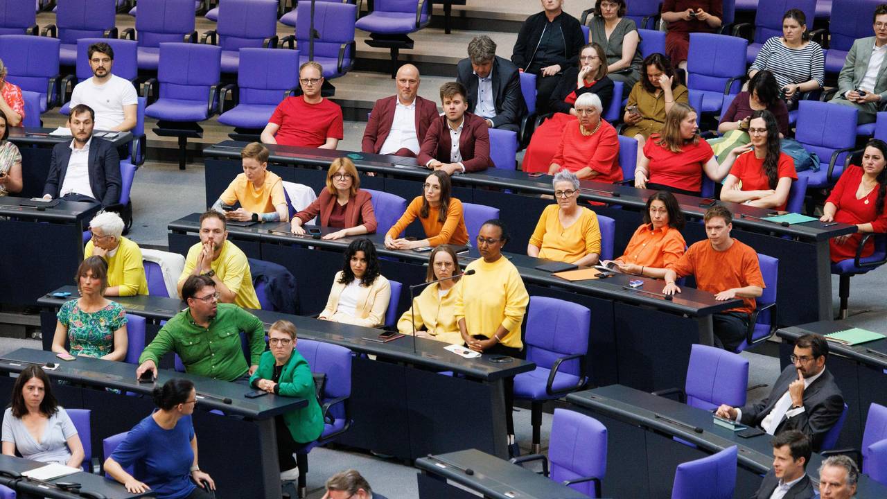 Klare Botschaft: Mit bunten Shirts setzten sich Grüne und Linke gegen Queerfeindlichkeit ein.