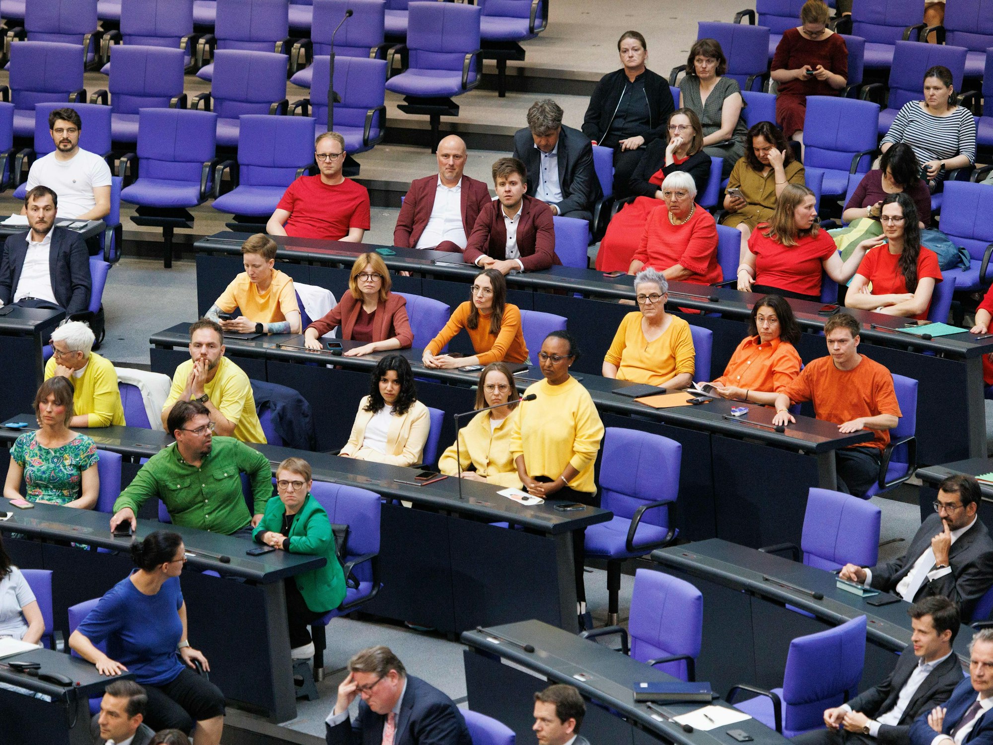 Klare Botschaft: Mit bunten Shirts setzten sich Grüne und Linke gegen Queerfeindlichkeit ein.
