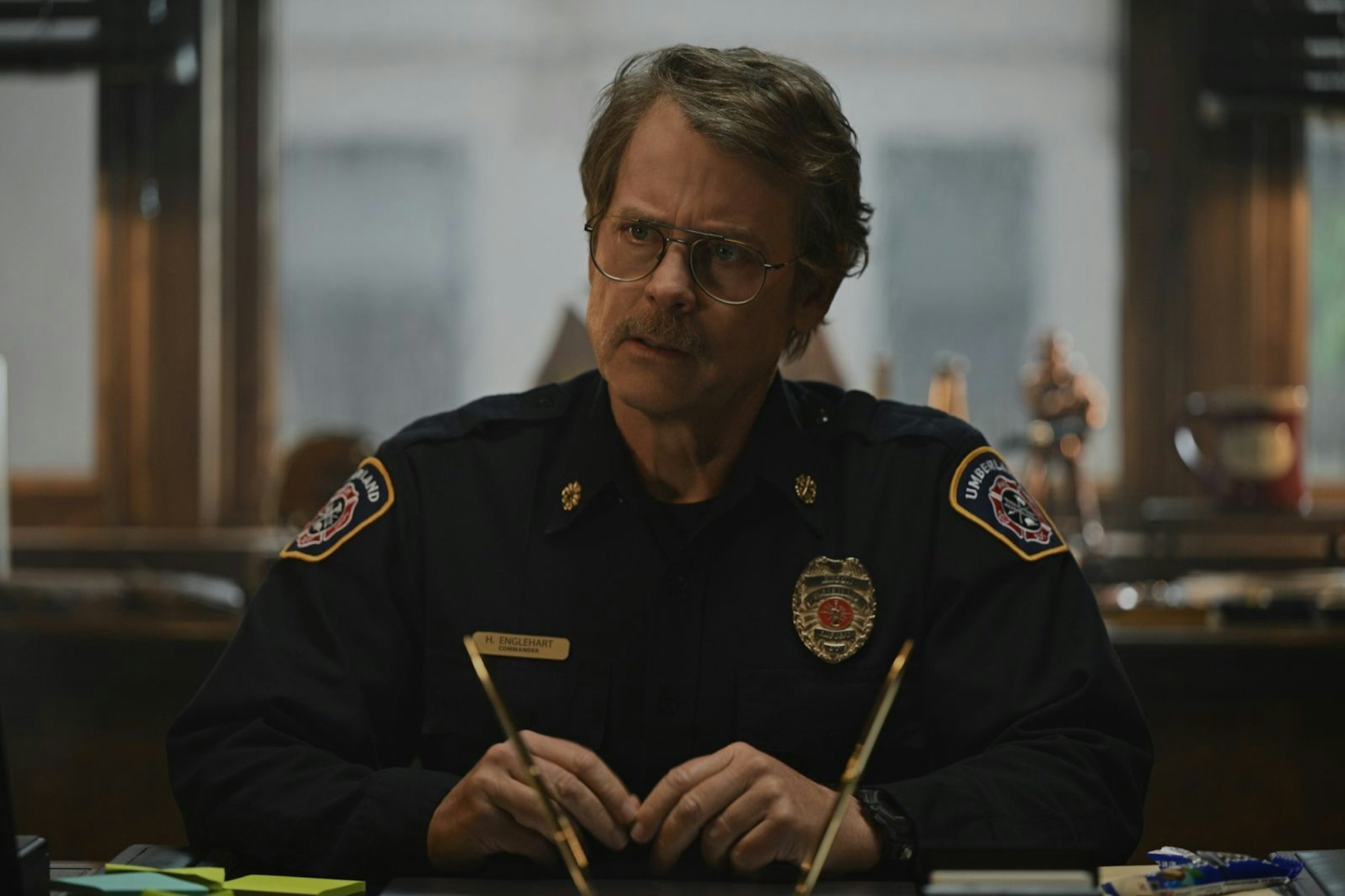 Polizeichef Harvey Englehart (Greg Kinnear) verwaltet nicht nur den Mangel, sondern muss auch die Marotten seiner Ermittler ertragen. (Bild: © Apple TV+ / Robert Falconer)