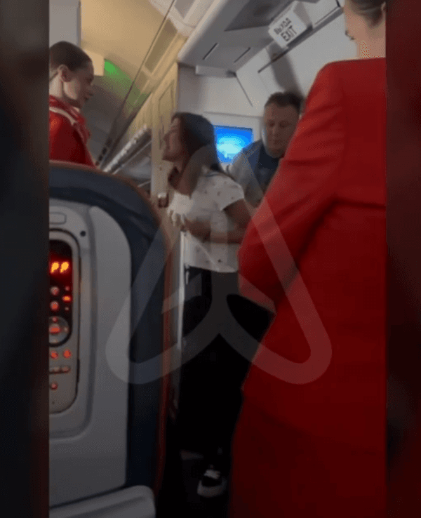 Die außer Kontrolle geratene Frau wollte einen Platz in der Business Class. Stattdessen wurde sie am Ende festgenommen.