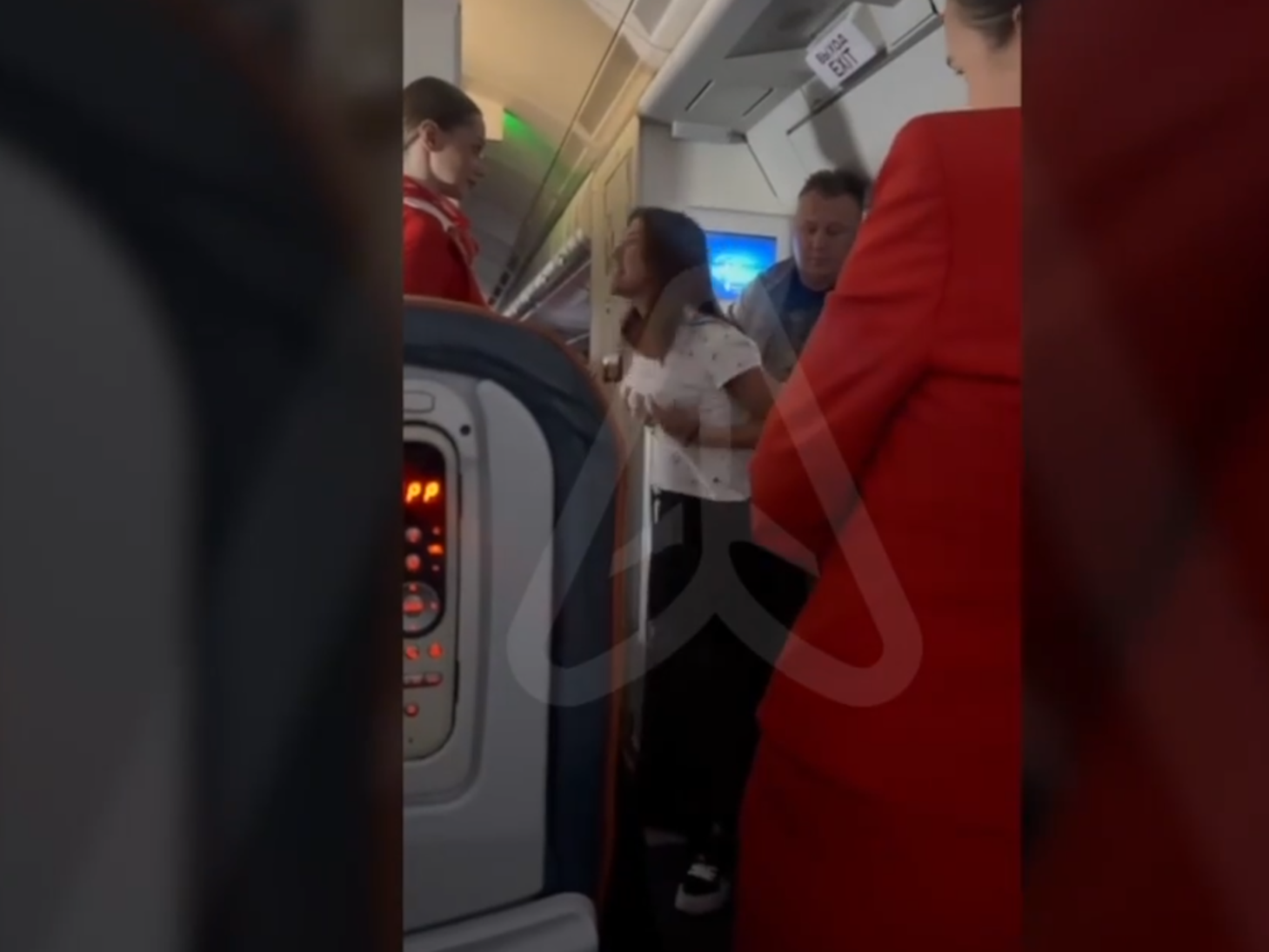Die außer Kontrolle geratene Frau wollte einen Platz in der Business Class. Stattdessen wurde sie am Ende festgenommen.