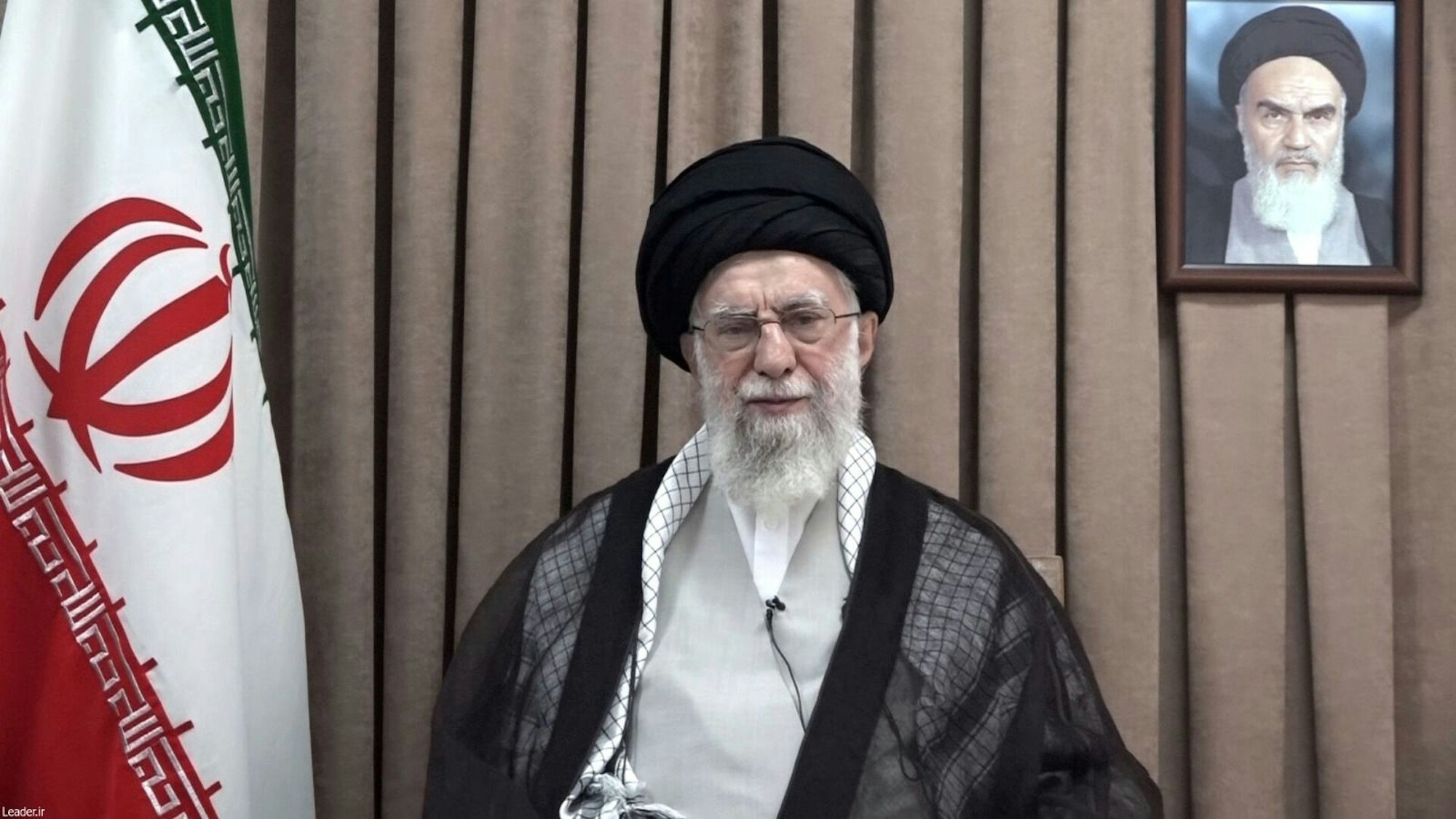 Dieses am 18. Juni 2025 von der offiziellen Website des Büros des iranischen Obersten Führers veröffentlichte Foto zeigt Ayatollah Ali Chamenei bei einer im Fernsehen übertragenen Rede unter einem Porträt des verstorbenen Revolutionsgründers Ajatollah Khomeini.