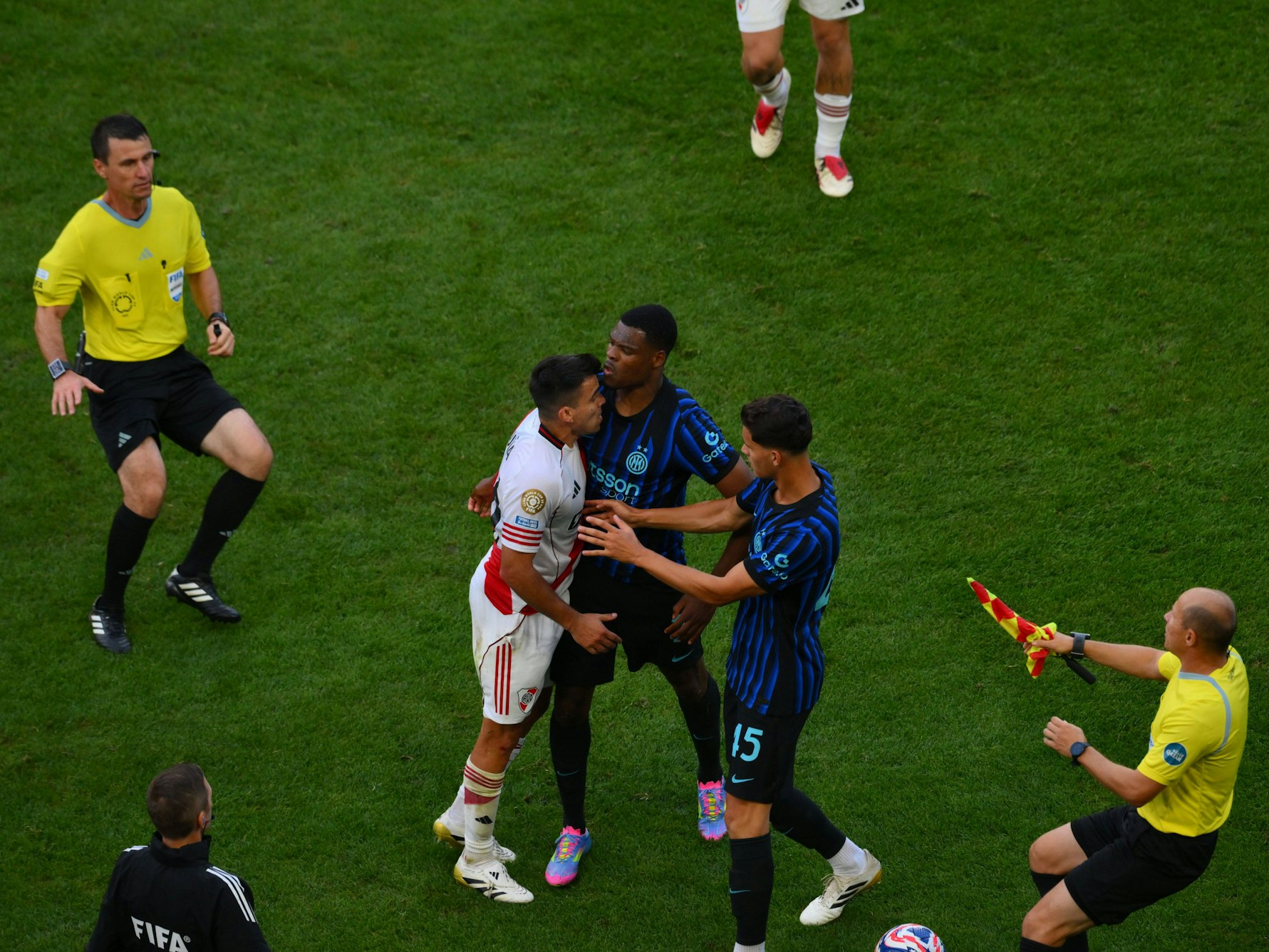 Denzel Dumfries und Marcos Acuna geraten aneinander.