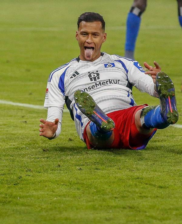 Davie Selke streckt im Spiel gegen seinen Ex-Klub 1. FC Köln die Zunge heraus.