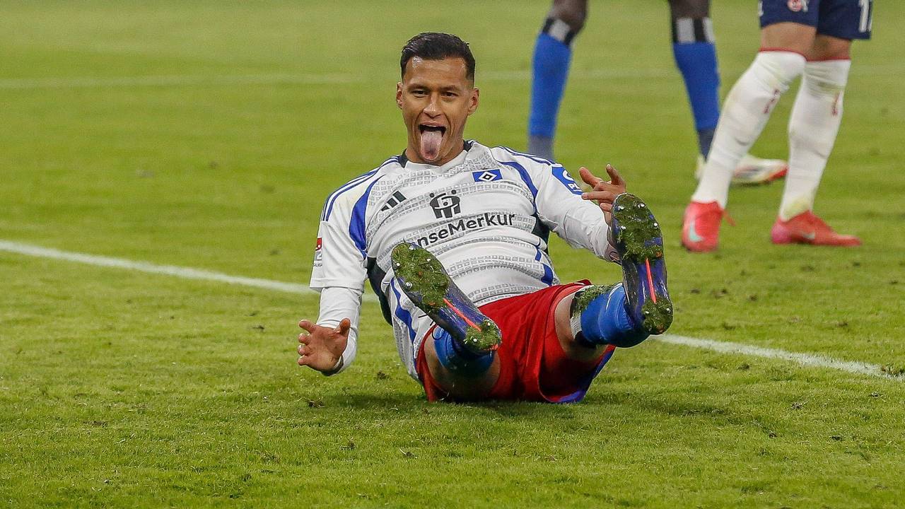 Davie Selke streckt im Spiel gegen seinen Ex-Klub 1. FC Köln die Zunge heraus.