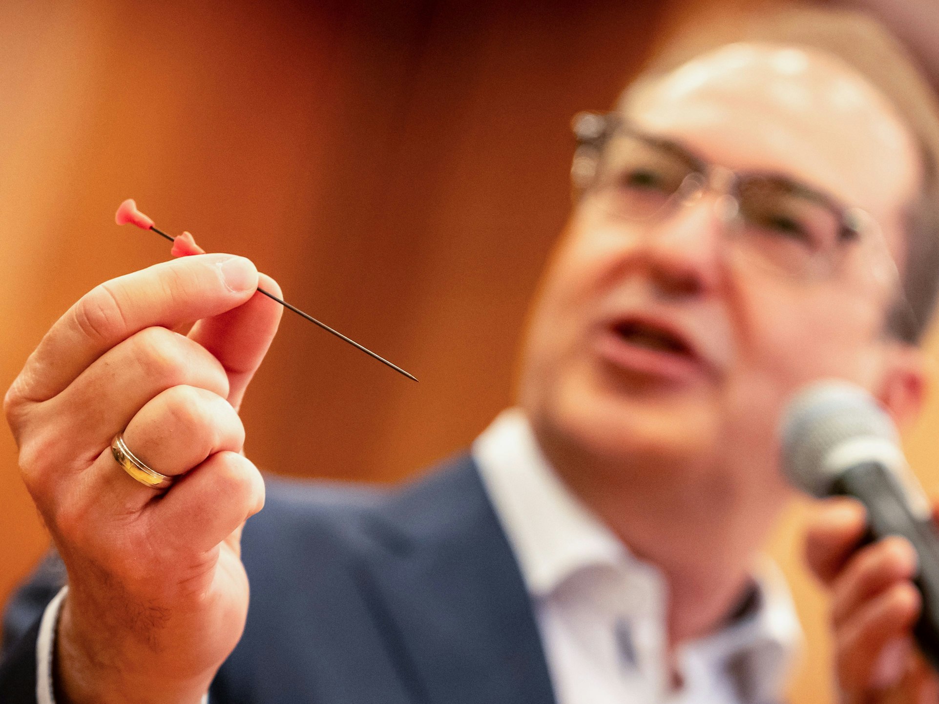 Bundesinnenminister Alexander Dobrindt (CSU) zeigt die Nadeln einer neuartigen Druckluftpistole, die künftig verboten werden soll.