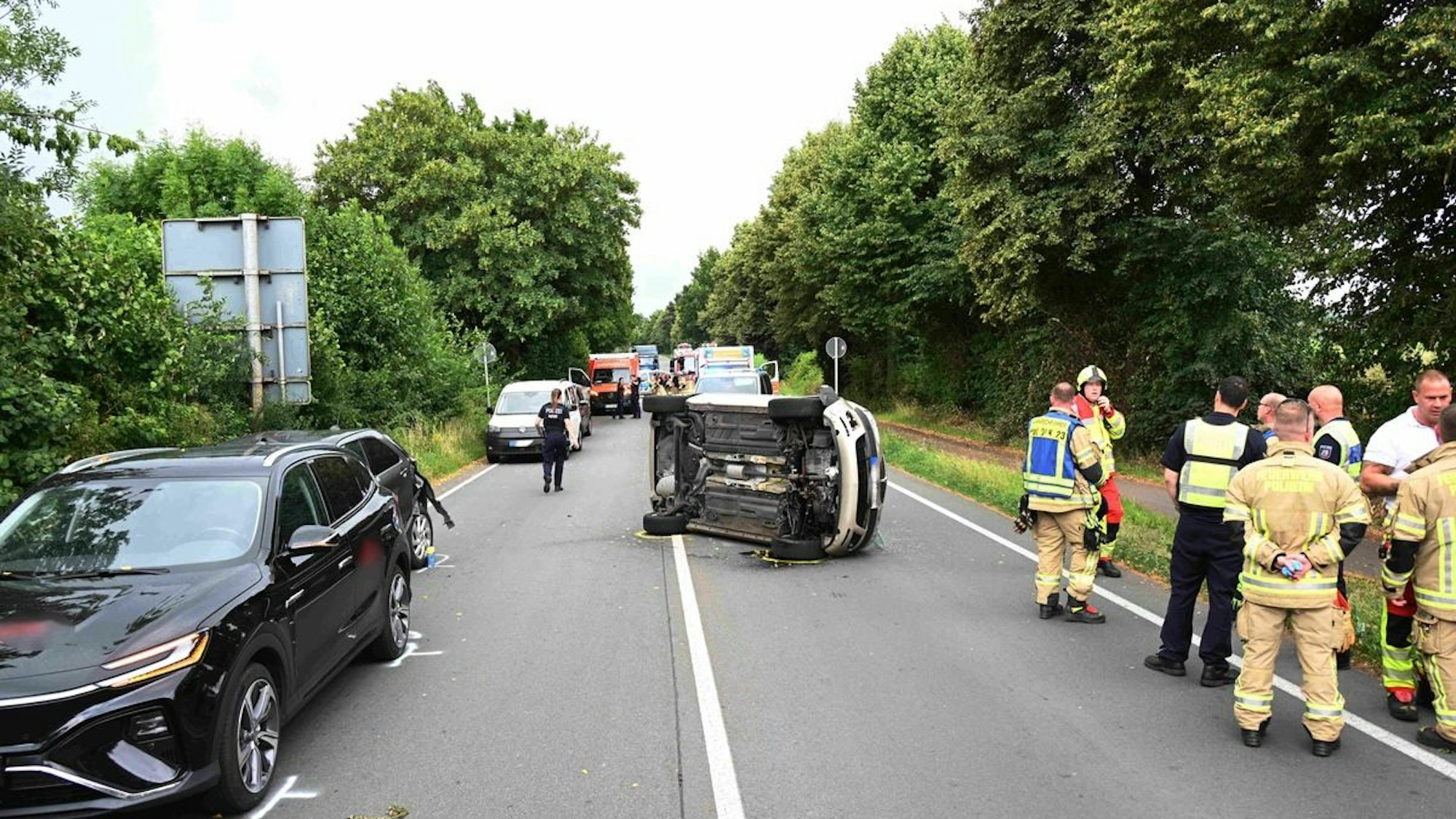 Unfall auf der L183 mit drei beteiligten Fahrzeugen, wobei ein Fahrzeug auf der Seite zum Liegen kam.