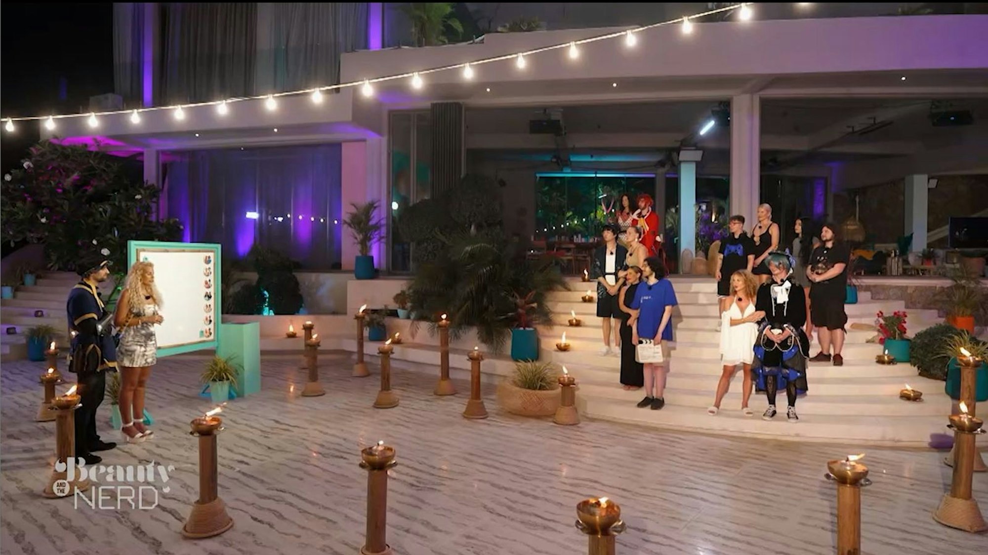 Bereits in der ersten Folge muss ein Paar die Villa verlassen. Dieses Mal ist jedoch nicht die Nominierung, sondern die Platzierung bei der ersten Challenge entscheidend. (Bild: Joyn)