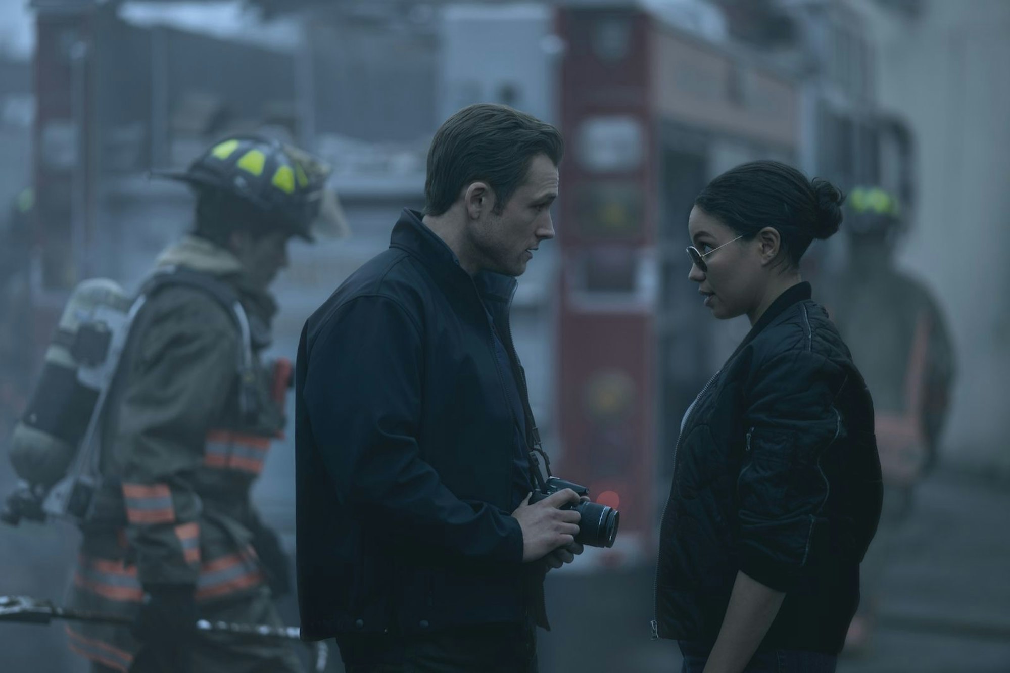Ungleiches Team: Dave Gudsen (Taron Egerton) sieht sich als unfehlbar, Michelle Calderon (Jurnee Smollett) hat ein paar Zweifel. (Bild: © Apple TV+ / Robert Falconer)