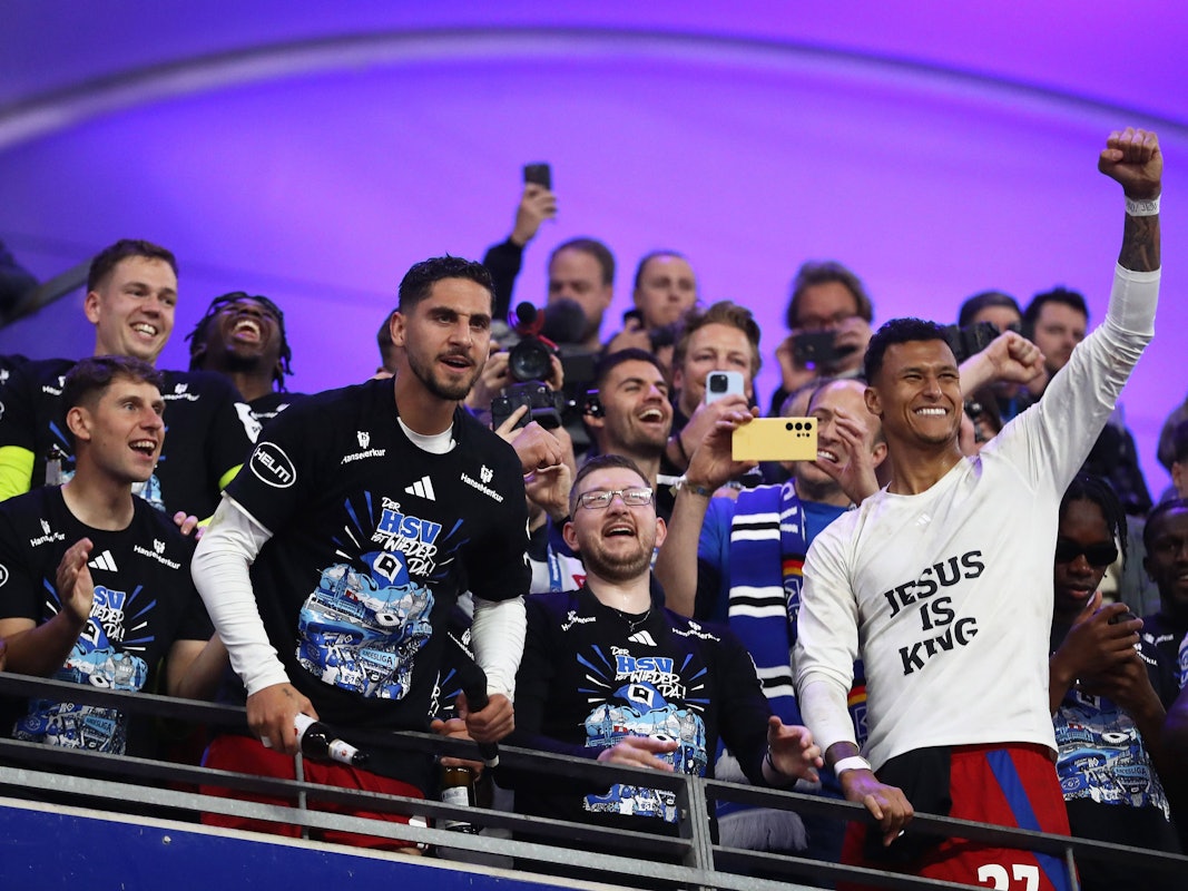 Ludovit Reis und Davie Selke bei den Aufstiegs-Feierlichkeiten im HSV-Stadion.