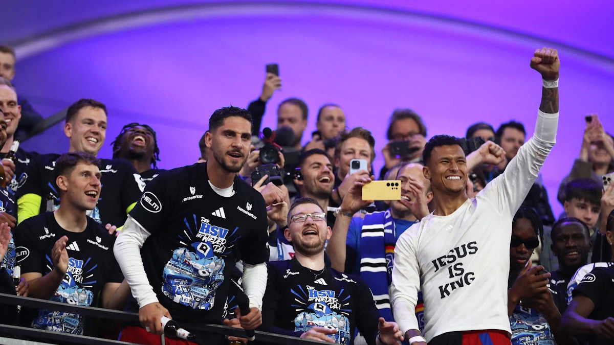 Ludovit Reis und Davie Selke bei den Aufstiegs-Feierlichkeiten im HSV-Stadion.