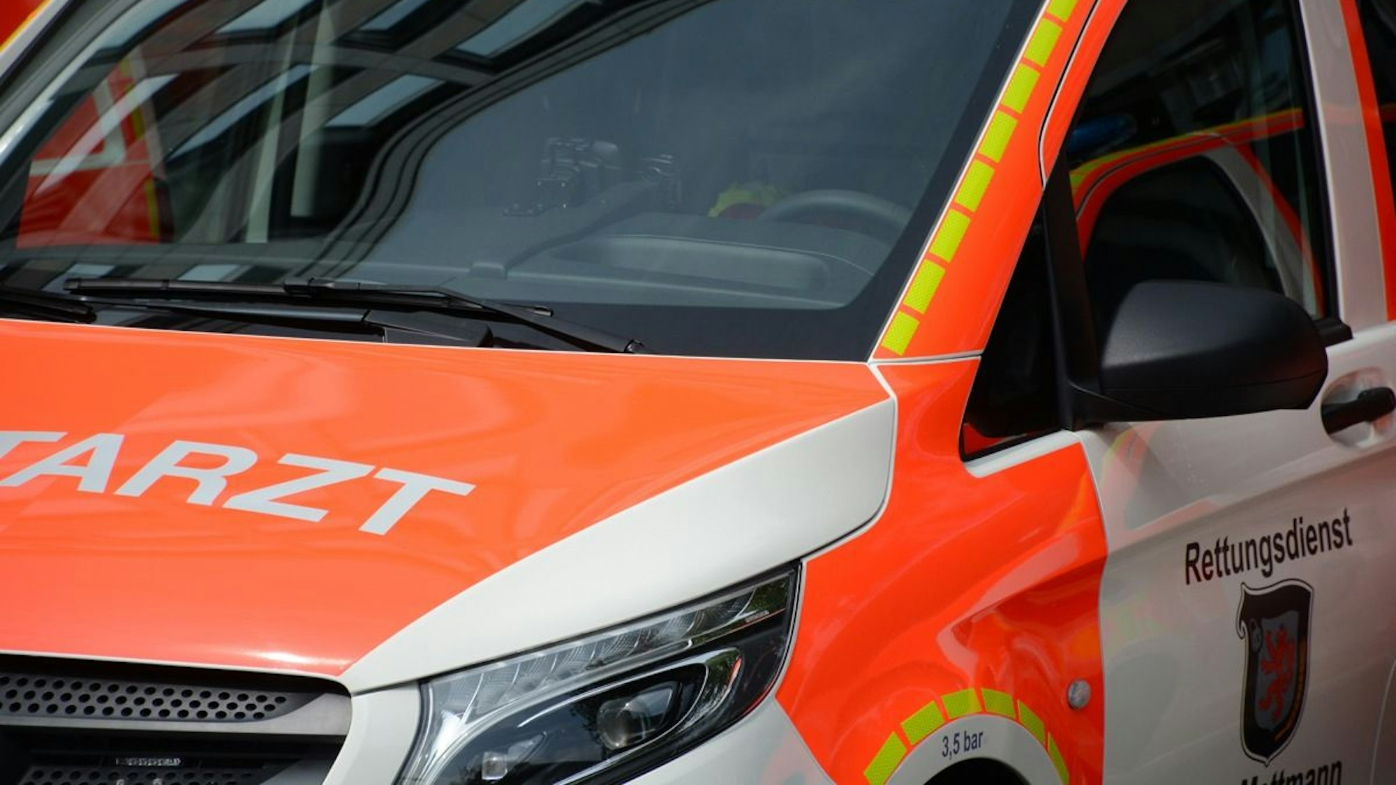 Ein Notarztfahrzeug im Einsatz. In Hilden wurde ein 13-Jähriger bei einem Verkehrsunfall schwer verletzt.