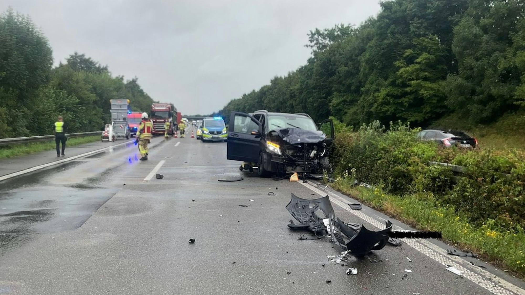 Verkehrsunfall auf der A57 mit mehreren beteiligten Fahrzeugen und verletzten Personen, darunter zwei Kinder.