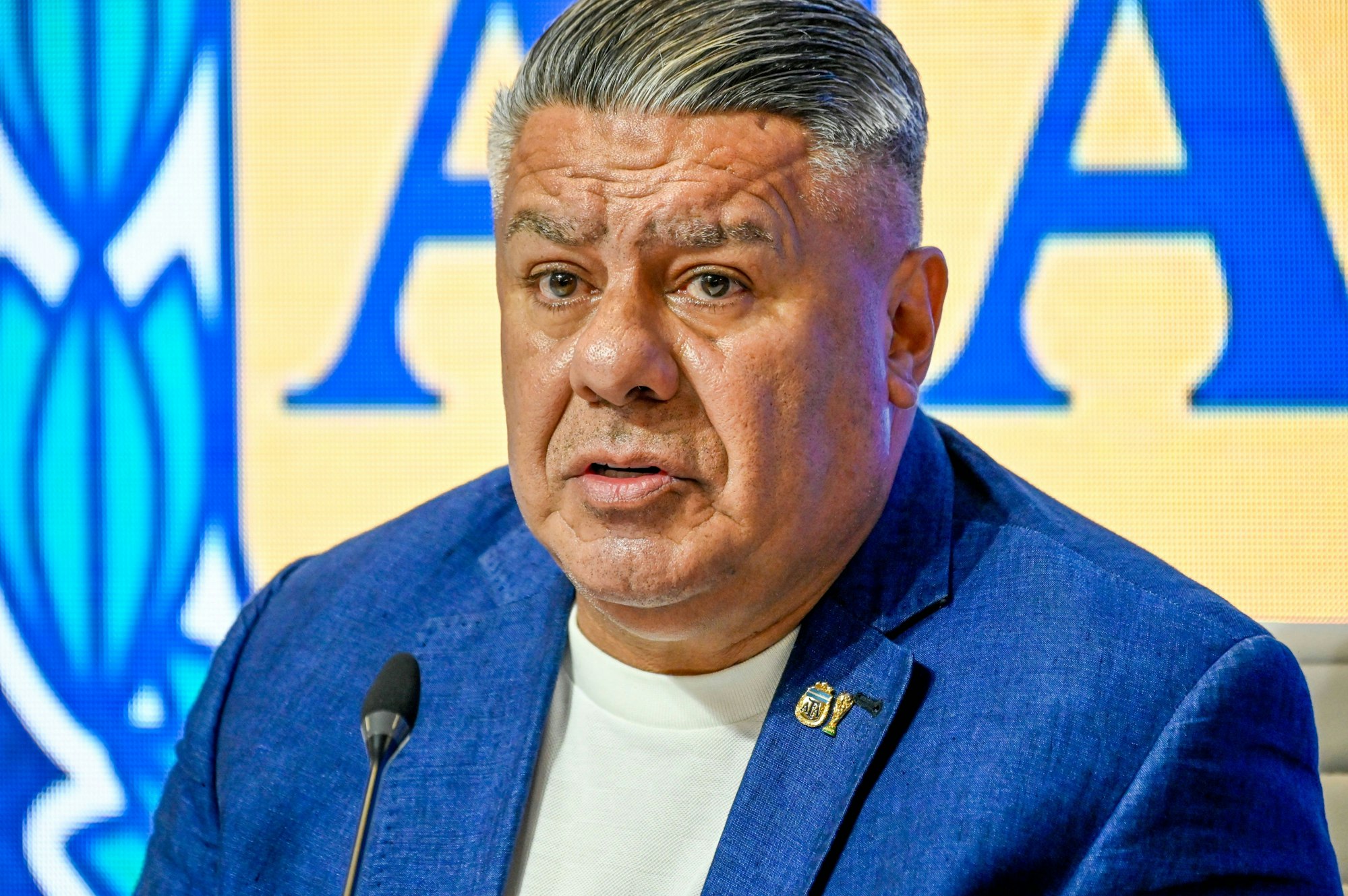 Claudio Tapia bei einer Pressekonferenz.