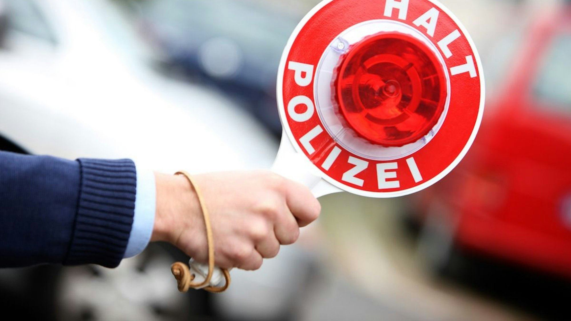 Bei einer Polizeikontrolle auf der A3 wurde ein Fahrer ohne gültigen Führerschein in einem verkehrsunsicheren Fahrzeug gestoppt