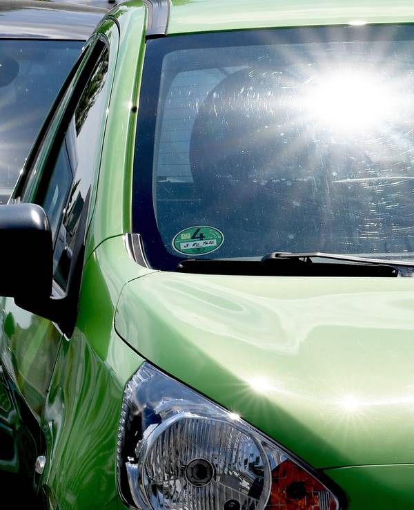 Die Sonne knallt: Ein unter praller Sonne abgestelltes Auto wird schnell zum Backofen. Ein Zweijähriger ist in Frankreich in einem überhitzten Auto gestorben, nachdem sein Vater ihn morgens vergessen hatte, beim Kindergarten abzugeben. (Symbolfoto)
