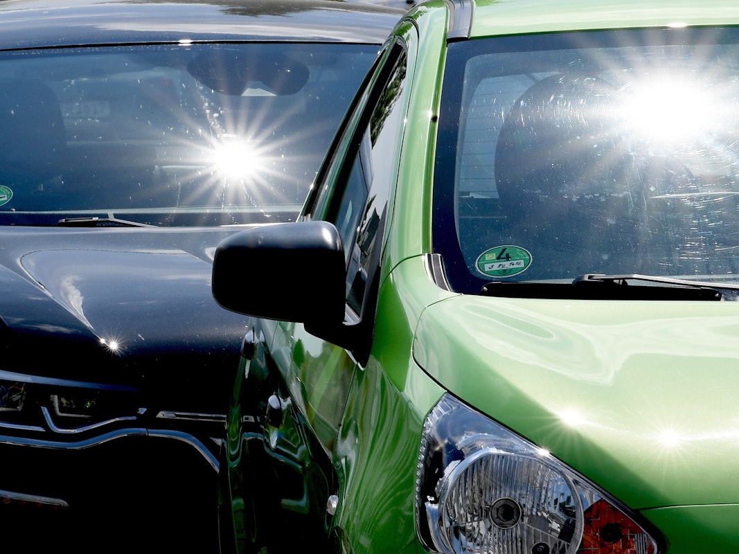 Die Sonne scheint auf Autos.