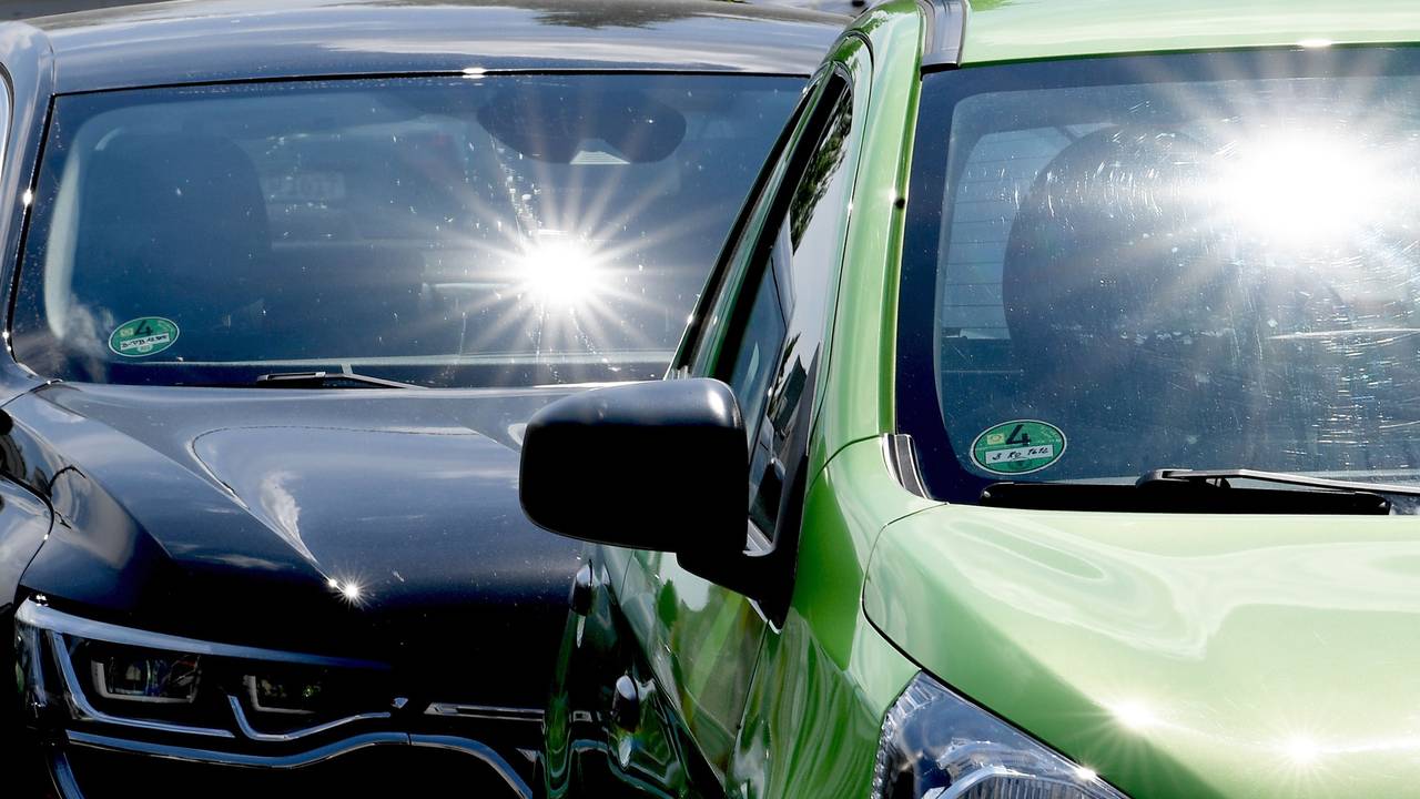 Die Sonne knallt: Ein unter praller Sonne abgestelltes Auto wird schnell zum Backofen. Ein Zweijähriger ist in Frankreich in einem überhitzten Auto gestorben, nachdem sein Vater ihn morgens vergessen hatte, beim Kindergarten abzugeben. (Symbolfoto)