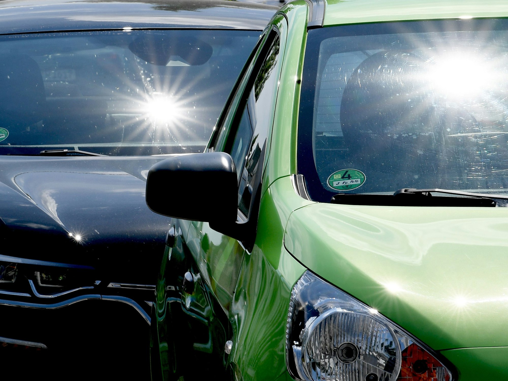 Die Sonne scheint auf Autos.