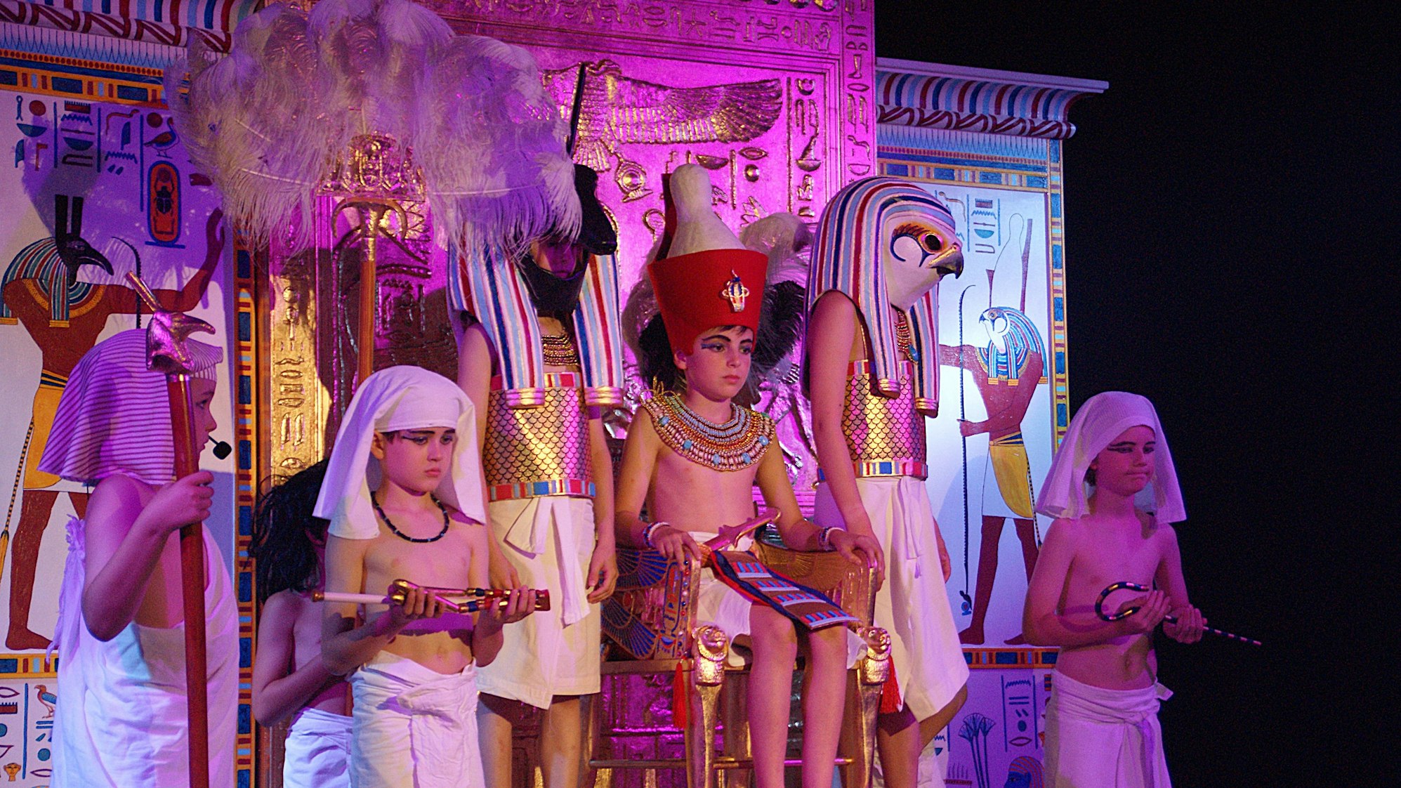 Schülerinnen und Schüler spielen das Musical über Sinuhe.