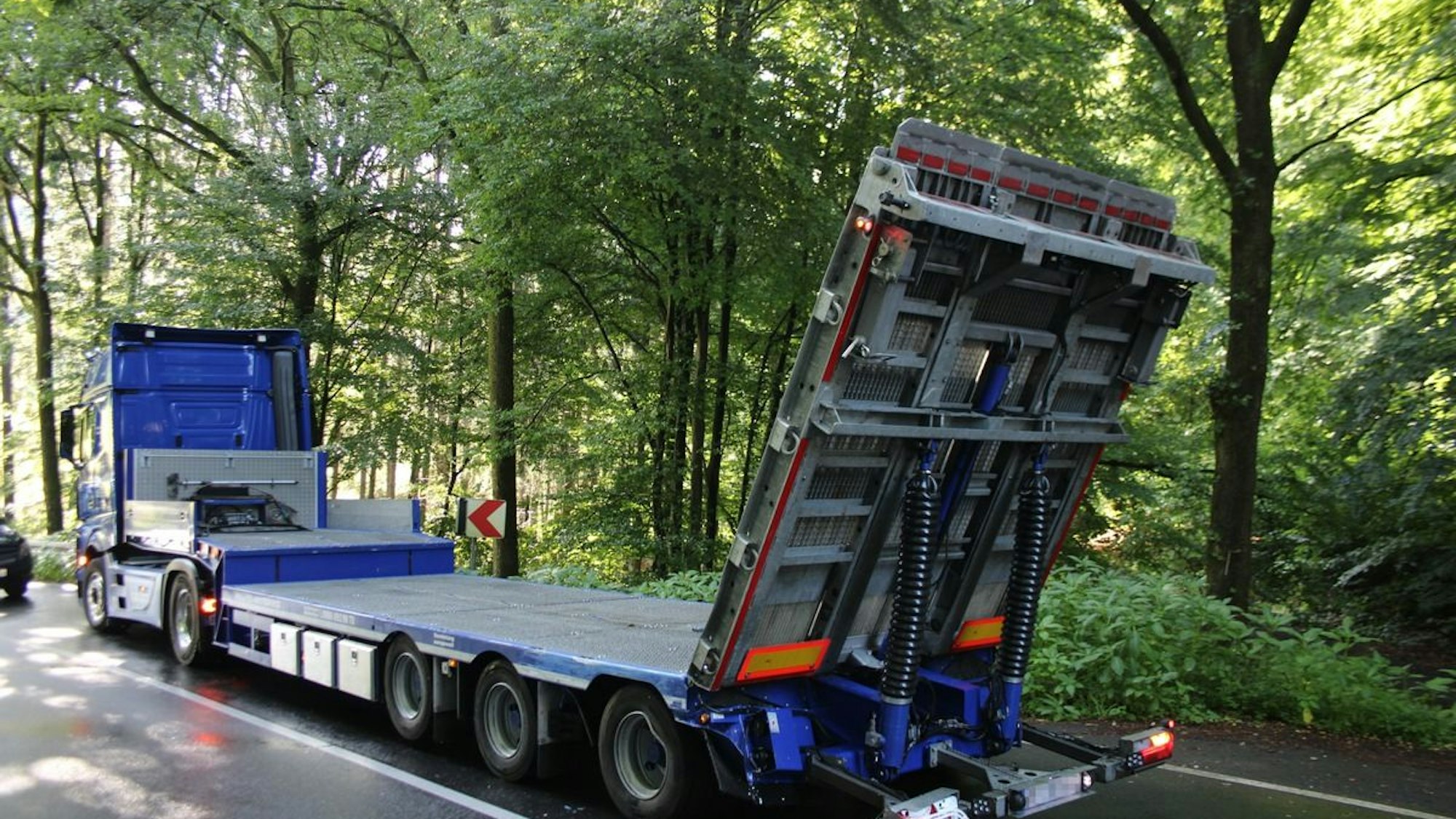 Verkehrsunfall auf der L312 bei Overath: Sattelzug kollidiert mit Transporter