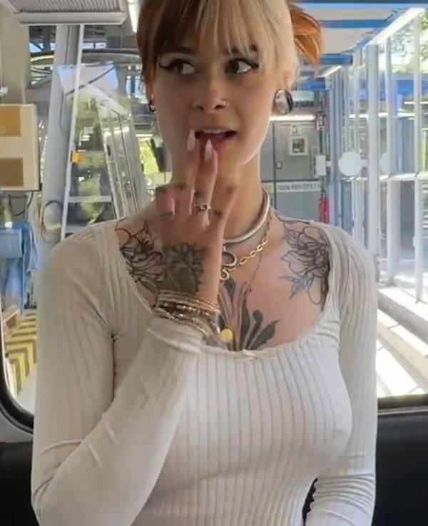 Eine Frau hält ihre Hand vor ihren Mund.