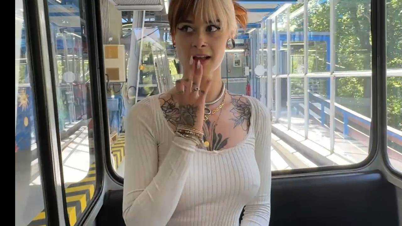 Eine Frau hält ihre Hand vor ihren Mund.
