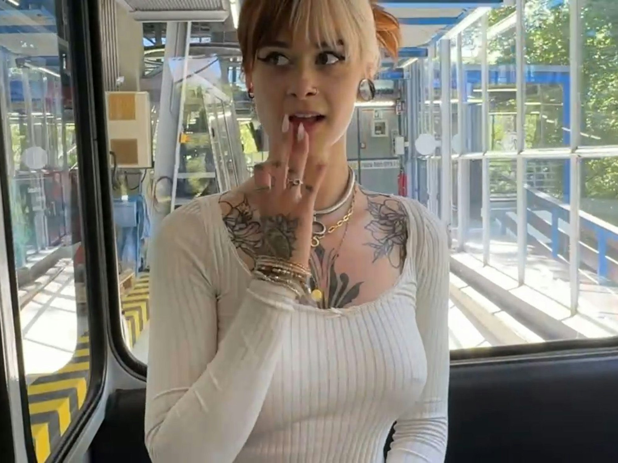 Eine Frau hält ihre Hand vor ihren Mund.