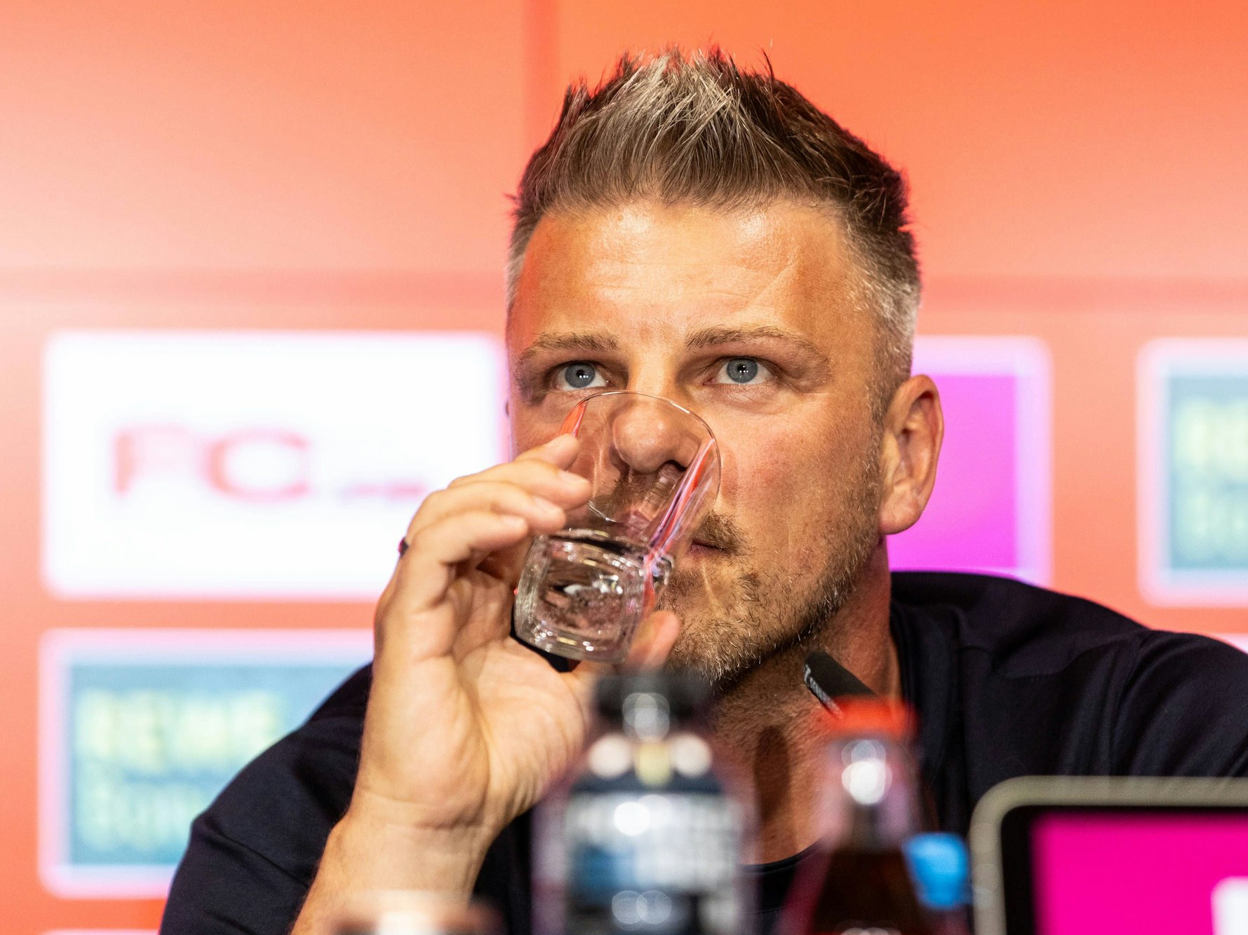 Lukas Kwasniok bei der Pressekonferenz in Köln am 25. Juni 2025.