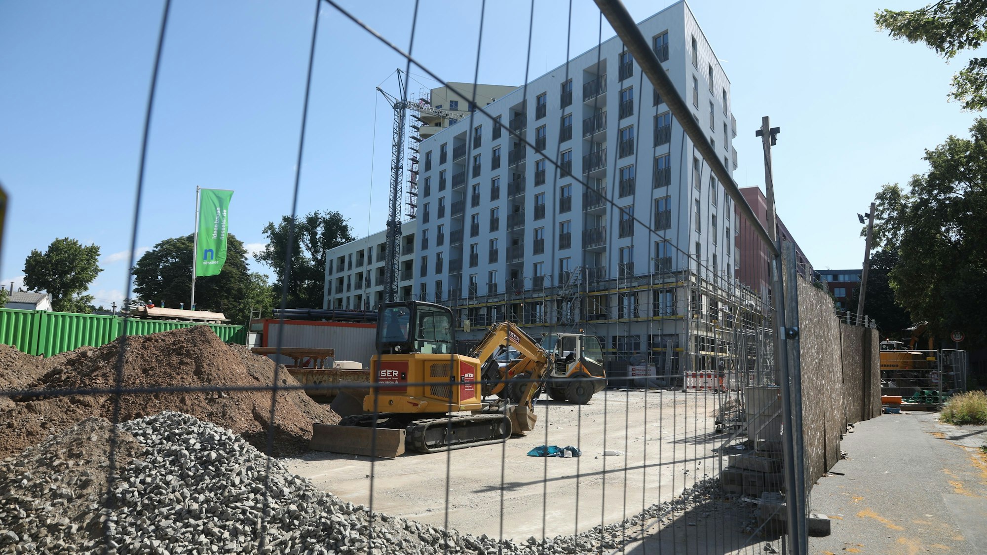 Ein Bagger auf einer Baustelle.