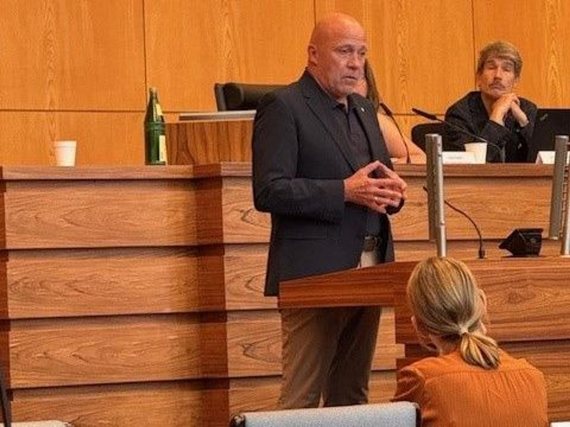 René Klöver steht am Rednerpult.