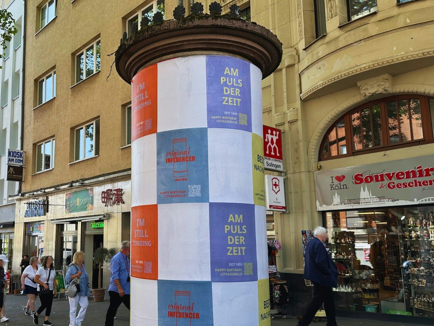Zum 170. Geburtstag trägt die Litfaßsäule am Standort Am Hof / Unter Goldschmied im Schatten des Doms das Jubiläumsmotiv.