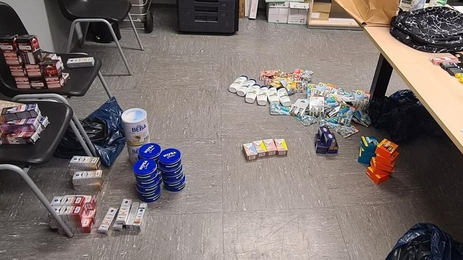 Sichergestellte Pflegeprodukte nach einem Ladendiebstahl in Leverkusen-Opladen. Der Gesamtwert des Diebesguts beträgt rund 4.000 Euro.