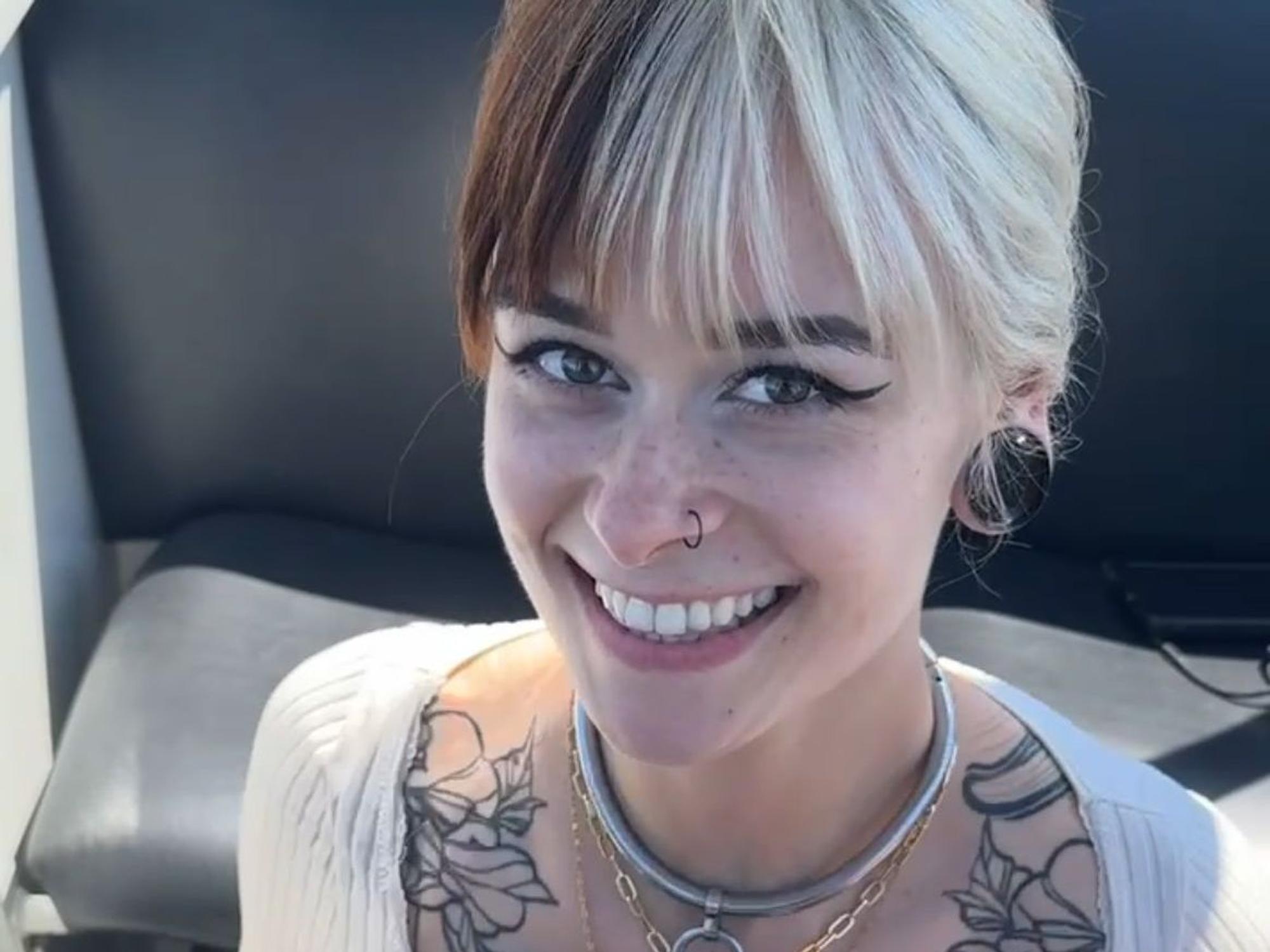 Sally Dinosaur lächelt bei dem Pornodreh in der Kölner Seilbahn in die Kamera.