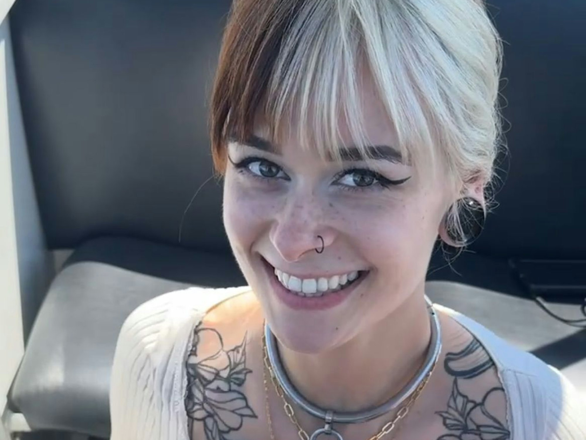 Sally Dinosaur lächelt bei dem Pornodreh in der Kölner Seilbahn in die Kamera.