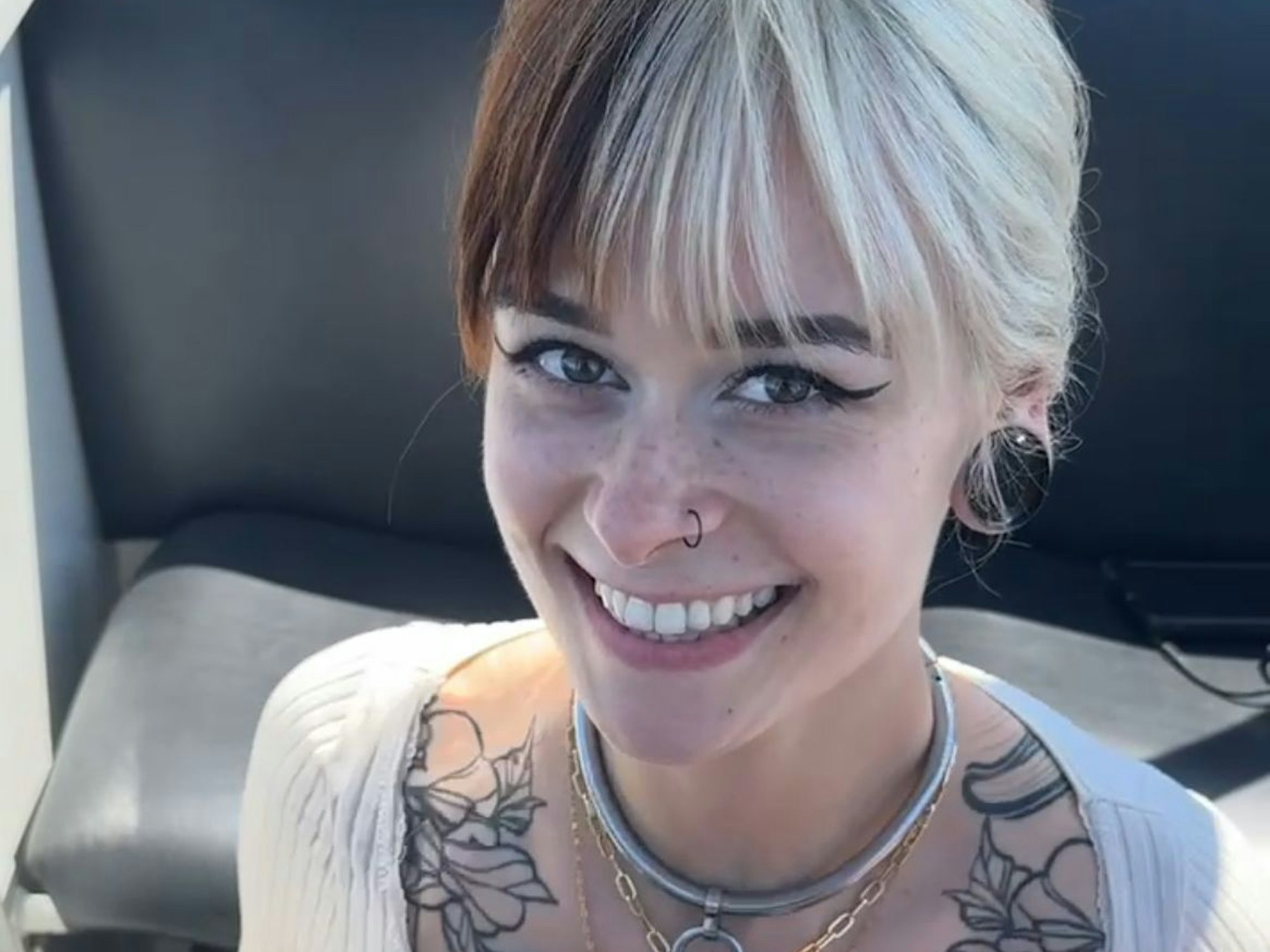 Sally Dinosaur lächelt bei dem Pornodreh in der Kölner Seilbahn in die Kamera.