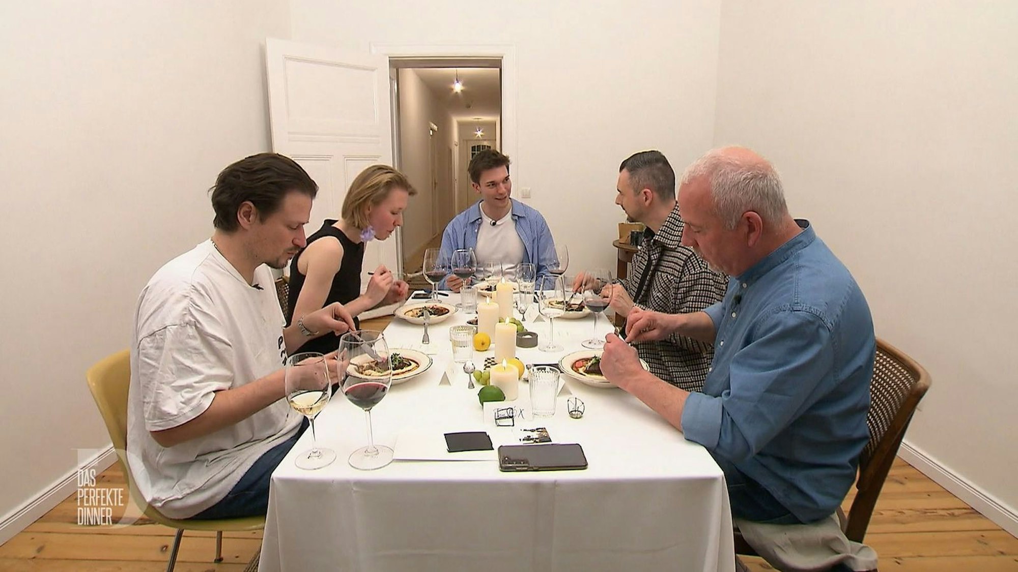 Zum Finale trifft sich die Berliner „Dinner“-Truppe bei Freddy am Prenzlauer Berg. (Bild: RTL)