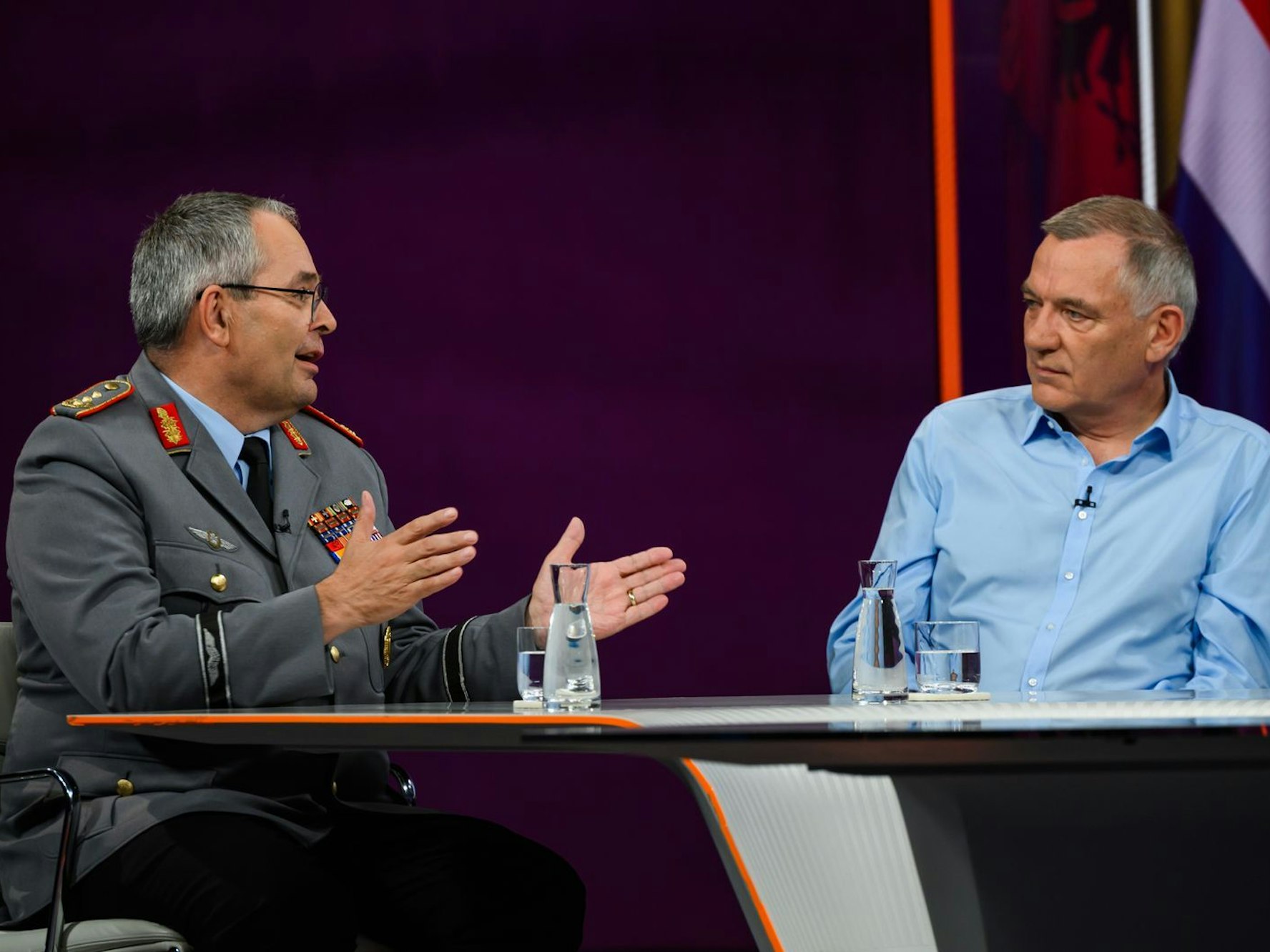 Generalleutnant Alfons Mais (links) diskutierte mit Linken-Chef Jan van Aken über die Notwendigkeit der Erhöhung der Militärausgaben. (Bild: ZDF / Jule Roehr)
