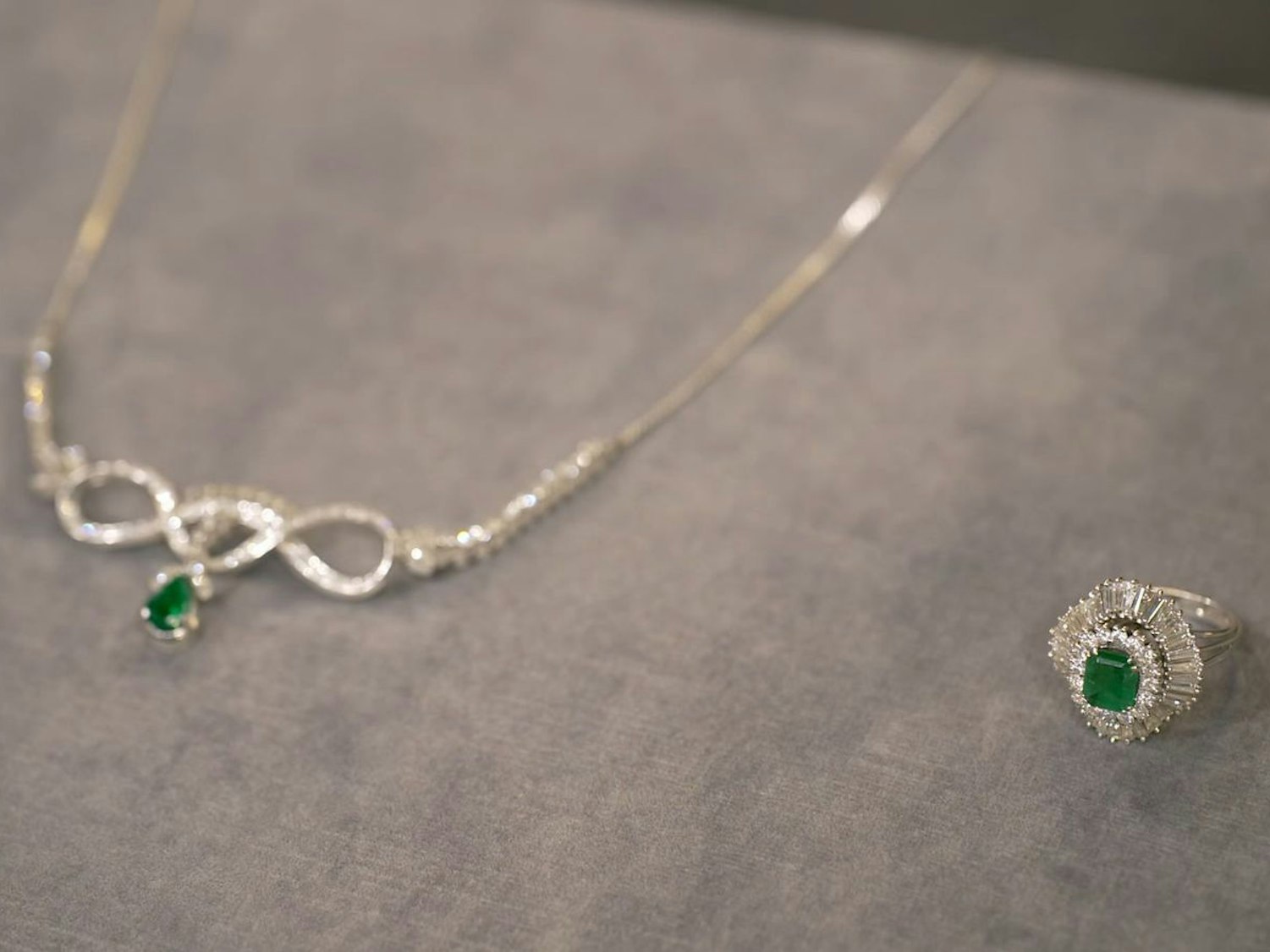 Collier und Ring aus Weißgold mit Diamanten und Smaragden stammen aus den 1950er und 60er Jahren und haben einen Wert von 3.300 bis 3.500 Euro.
(Bild: ZDF)