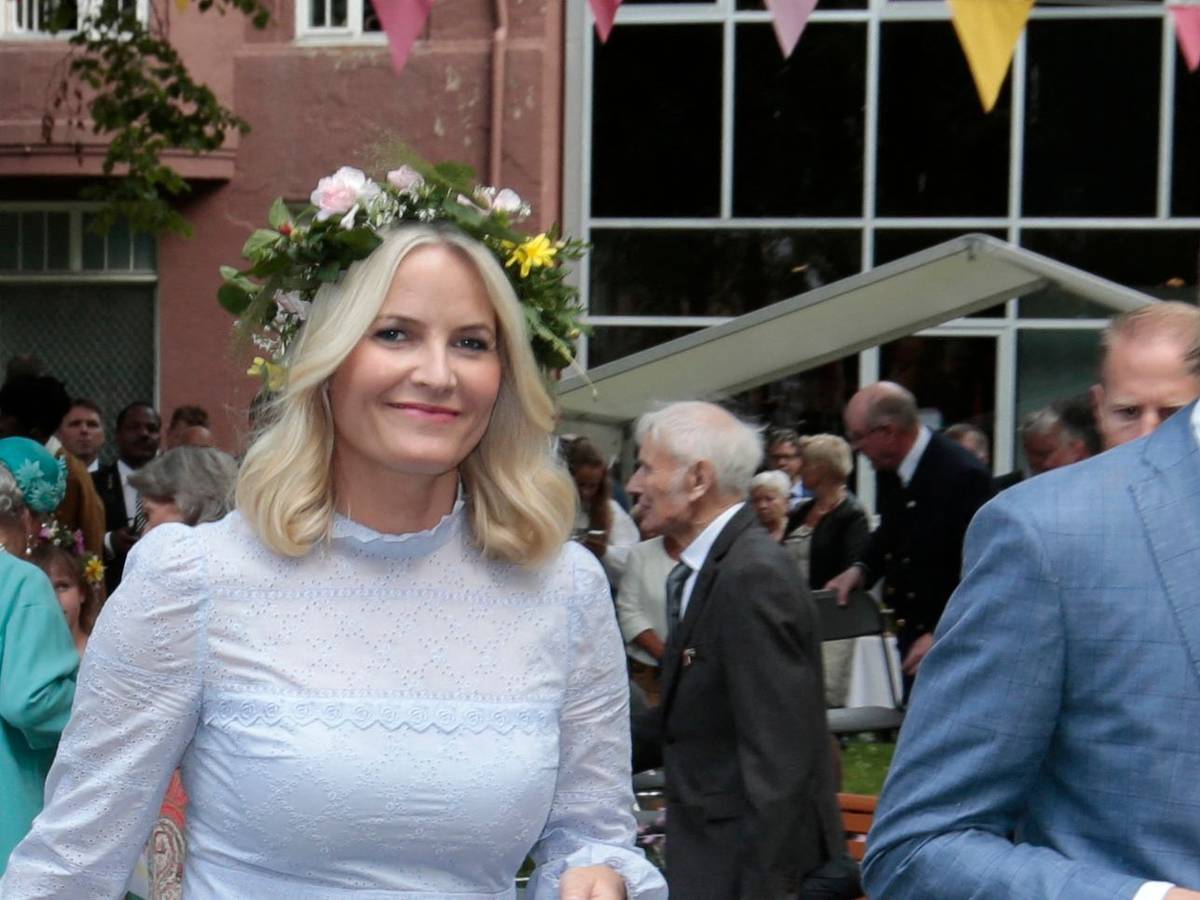 Marius Borg Høiby mit seiner Mutter Kronprinzessin Mette-Marit bei einem Gartenfest 2016 in Trondheim.