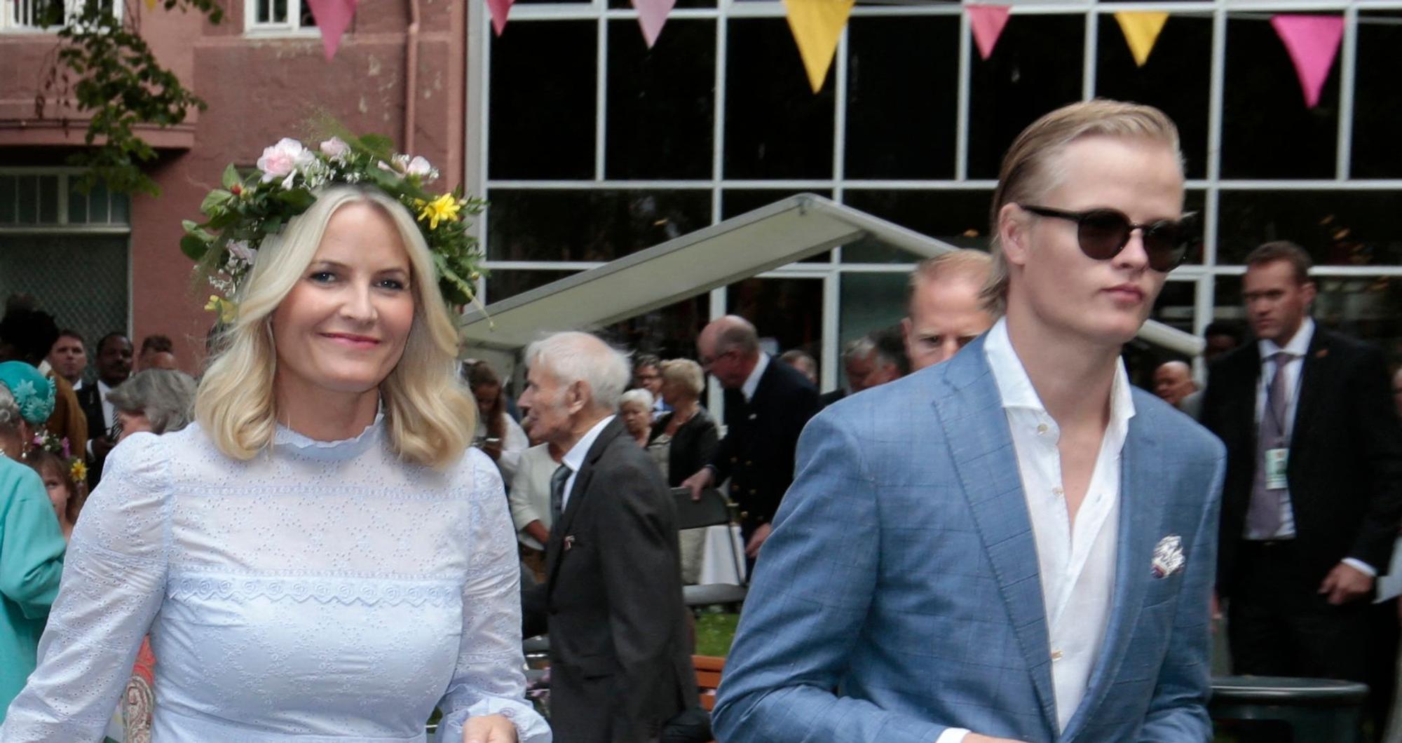 Marius Borg Høiby mit seiner Mutter Kronprinzessin Mette-Marit bei einem Gartenfest 2016 in Trondheim.