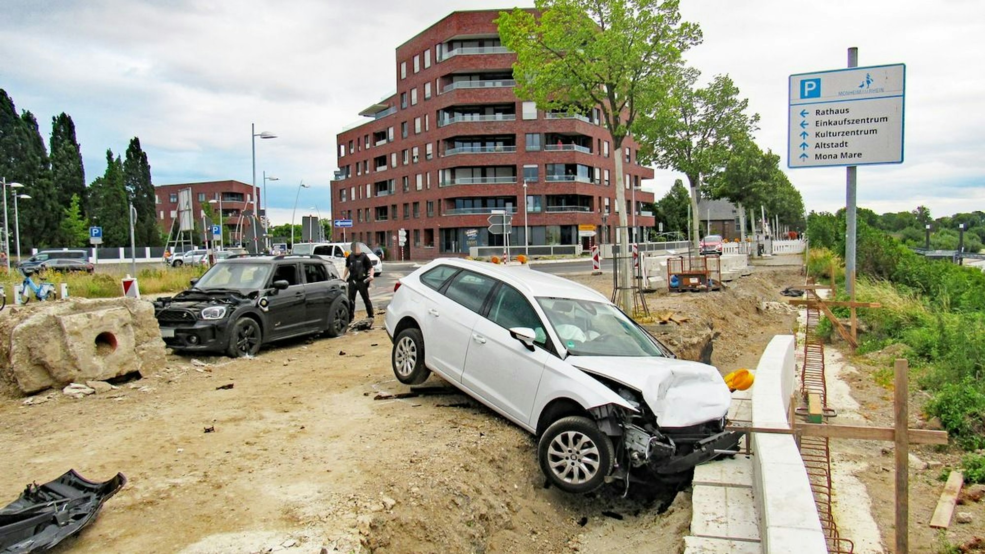 Unfallstelle in Monheim am Rhein nach einem schweren Verkehrsunfall, bei dem ein 88-jähriger Senior vermutlich Gas und Bremse verwechselt und einen erheblichen Sachschaden verursacht hat.