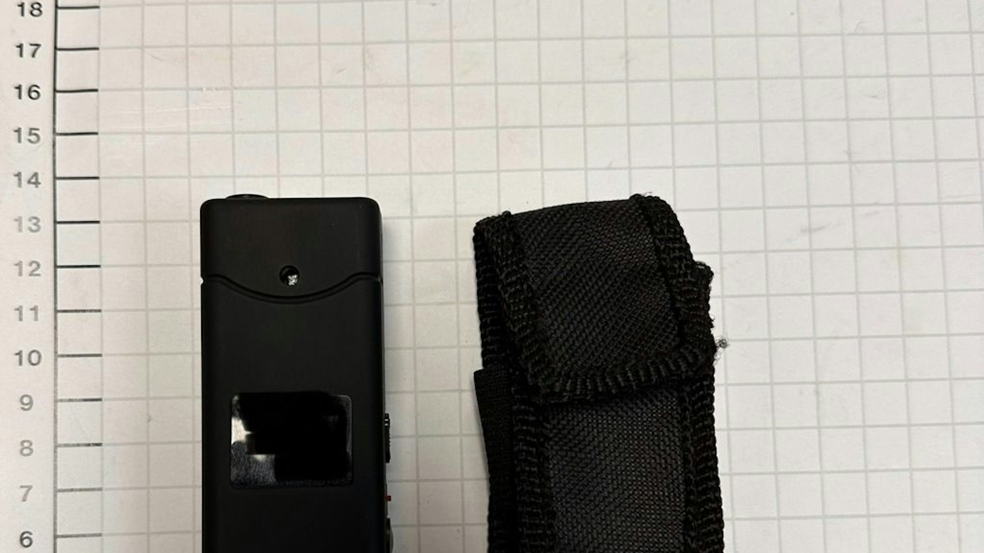 Am Hauptbahnhof Essen wurde ein 43-jähriger Mann mit einem verbotenen Elektroschocker von der Bundespolizei kontrolliert. Der Gegenstand wurde beschlagnahmt, der Mann muss sich wegen Verstoßes gegen das Waffengesetz verantworten.