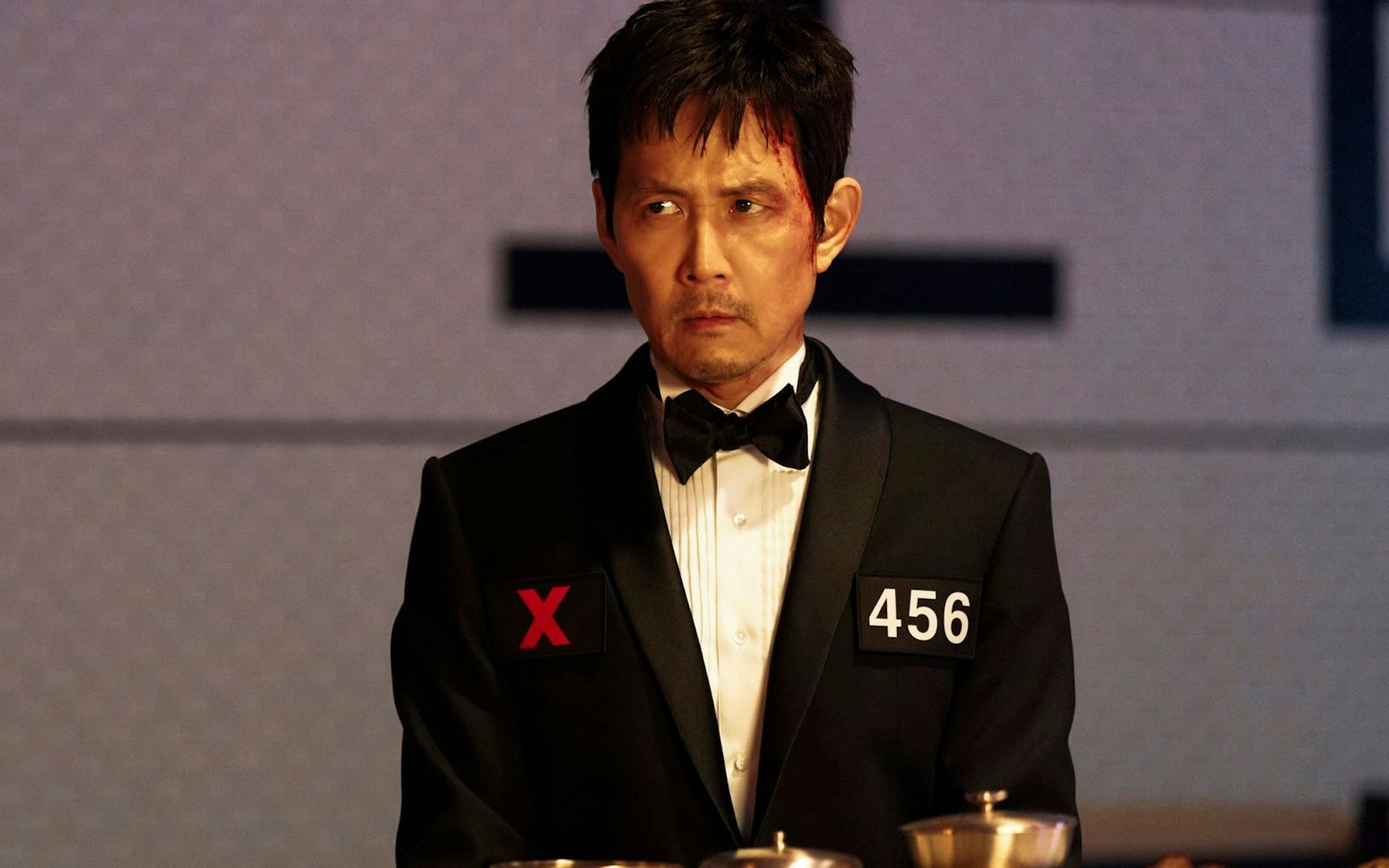 Gi-Hun (Lee Jung-jae) darf in Staffel drei des koreanischen Netflix-Superhits „Squid Game“ seine Spieluniform sogar mal gegen einen eleganten Abendanzug tauschen. Die tödlichen Wettbewerbe der Serie werden dadurch aber nicht humaner. Eher im Gegenteil. (Bild: © 2025 Netflix, Inc.)