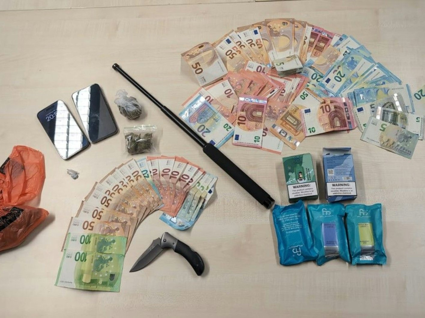 Bei einem Schwerpunkteinsatz im Kriminalitätsbrennpunkt Kalk haben Polizisten am Donnerstag (26. Juni) Bargeld, Cannabis, Handys, unversteuerten Shisha-Tabak, ein Einhandmesser und einen Teleskopschlagstock sichergestellt.