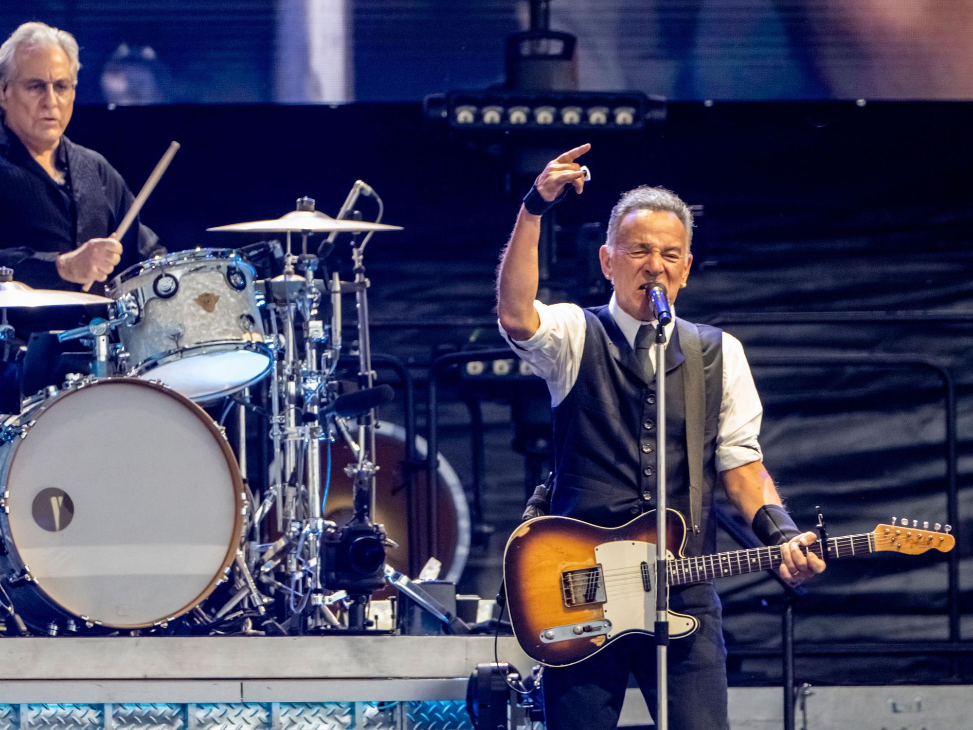 US-Sänger und Gitarrist Bruce Springsteen beim Konzert auf der Bühne.