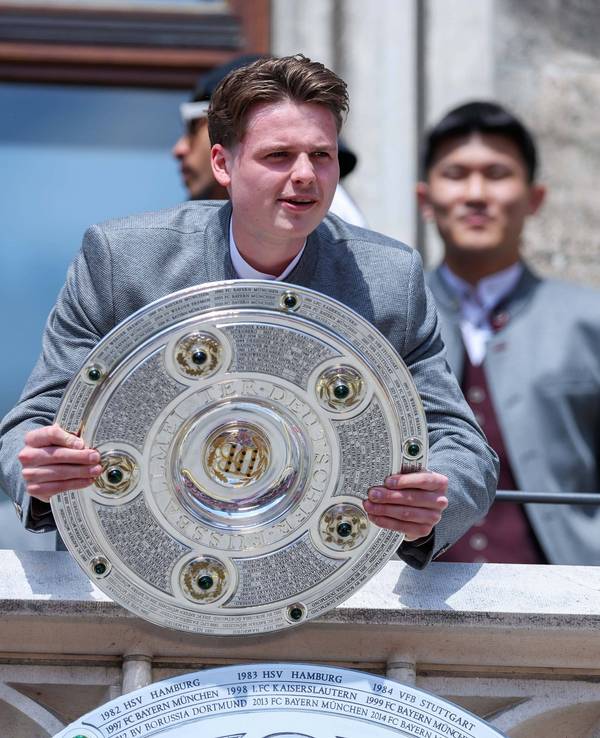 Jonas Urbig bei der Meisterfeier des FC Bayern München auf dem Rathaus.